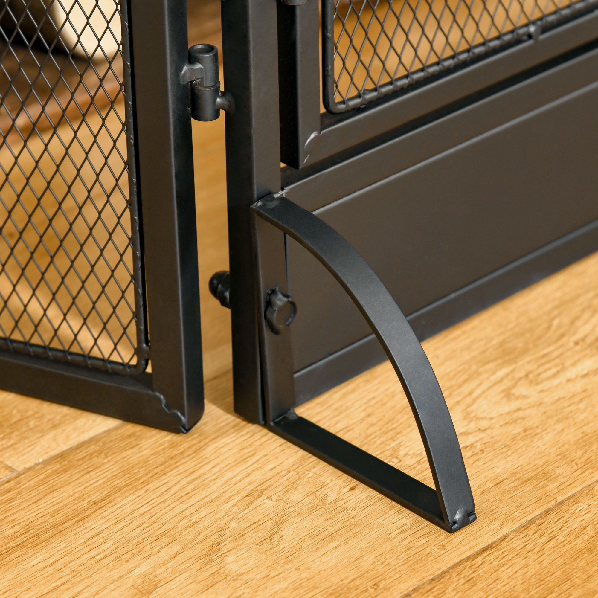 Puerta de seguridad de metal negro con un soporte resistente en suelo de madera.