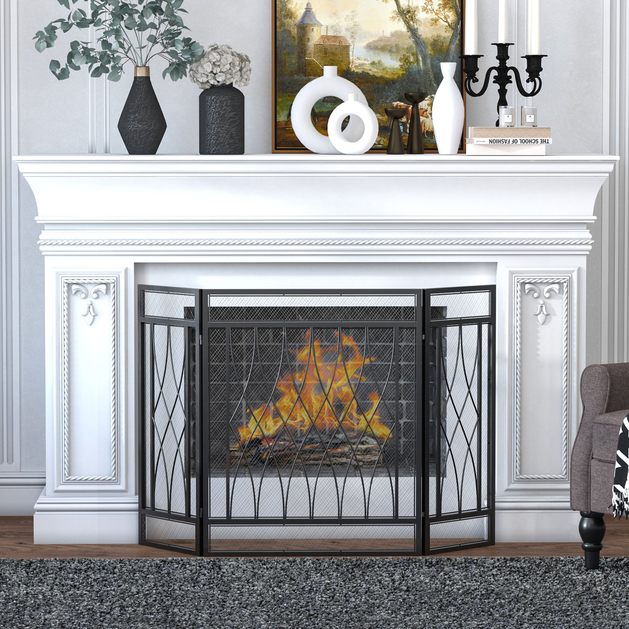 Chimenea blanca con fuego encendido, pantalla metálica negra y jarrones decorativos y cuadros en la repisa.