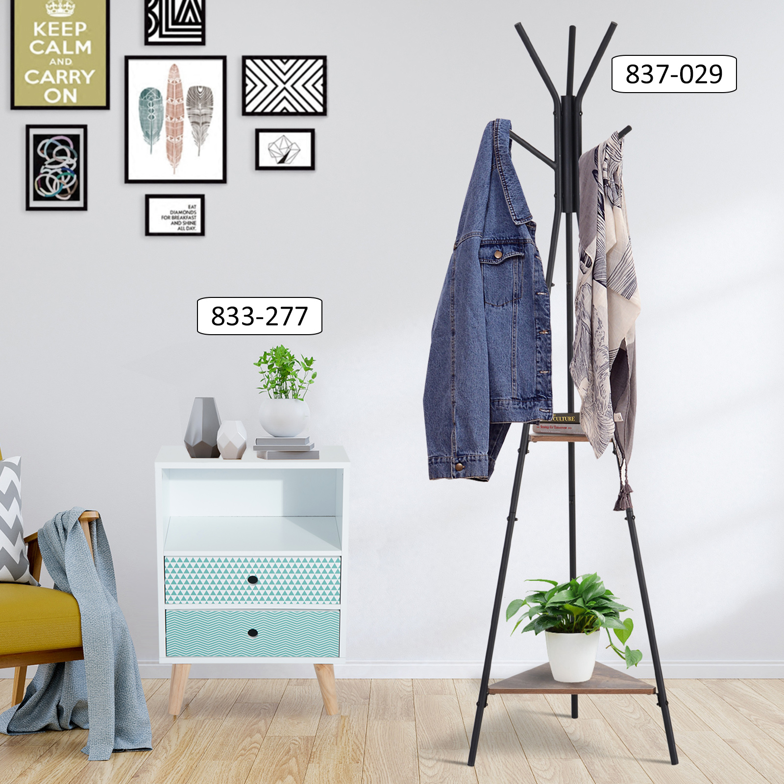 Una habitación con mesita blanca, perchero negro con chaqueta de mezclilla y arte en la pared.