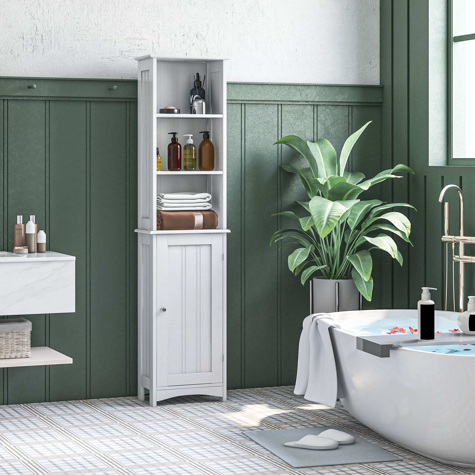 Un armario de baño blanco se encuentra contra una pared de madera verde junto a una bañera y una planta en maceta.