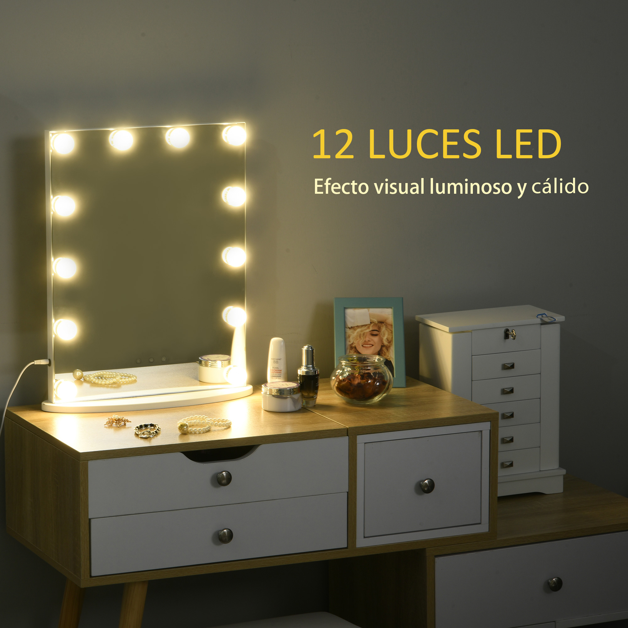 Espejo de maquillaje iluminado con doce luces LED cálidas sobre una mesa de madera con cosméticos.