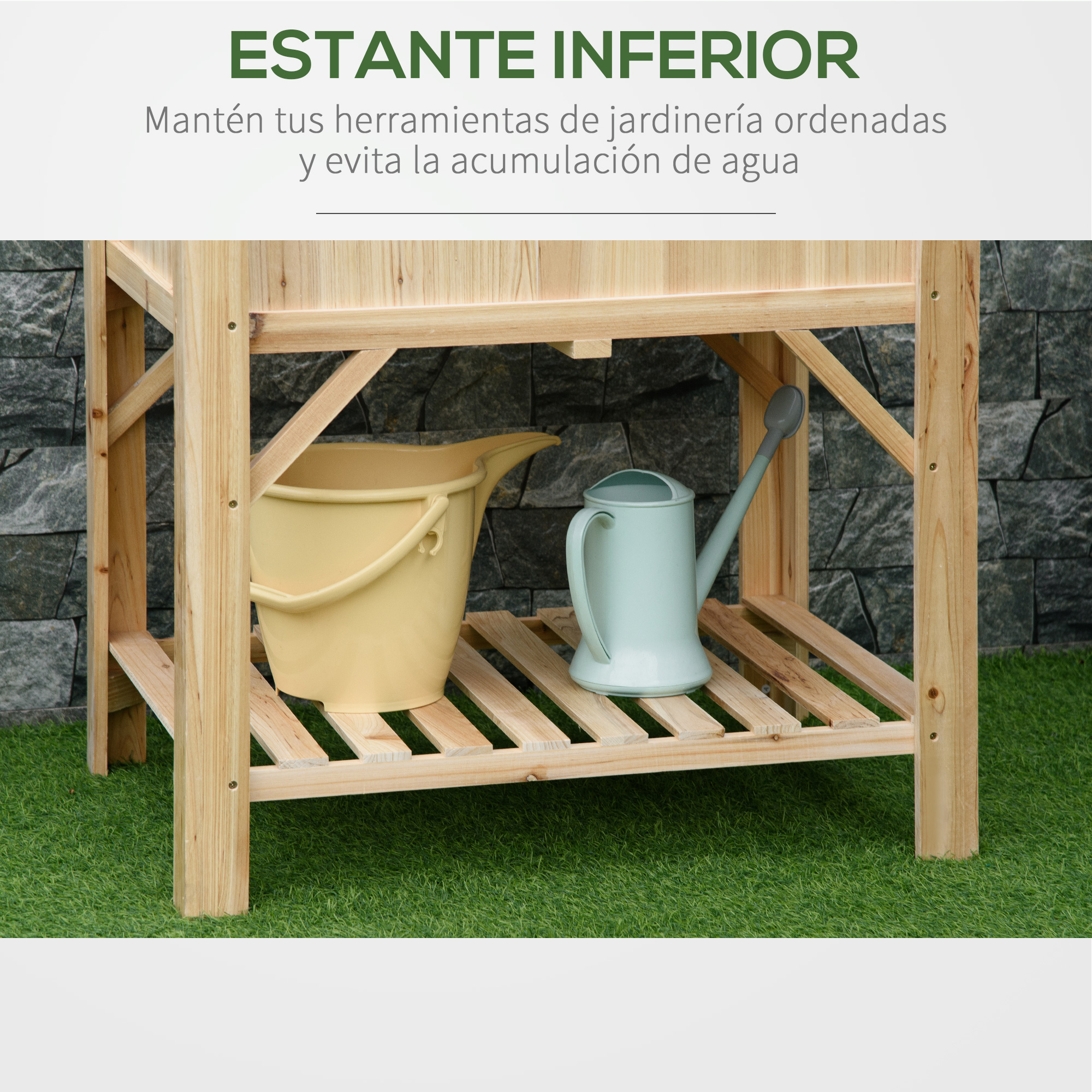 Estante de madera sobre césped con un cubo amarillo y una regadera azul claro.