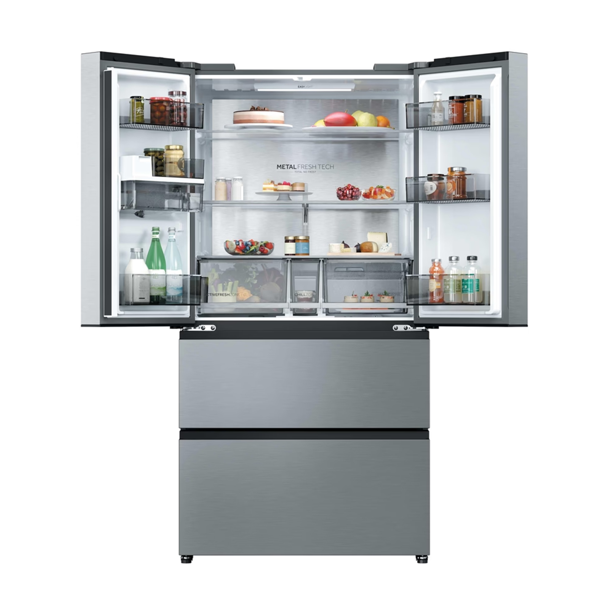 Un refrigerador plateado abierto lleno de comida en estantes y cajones.