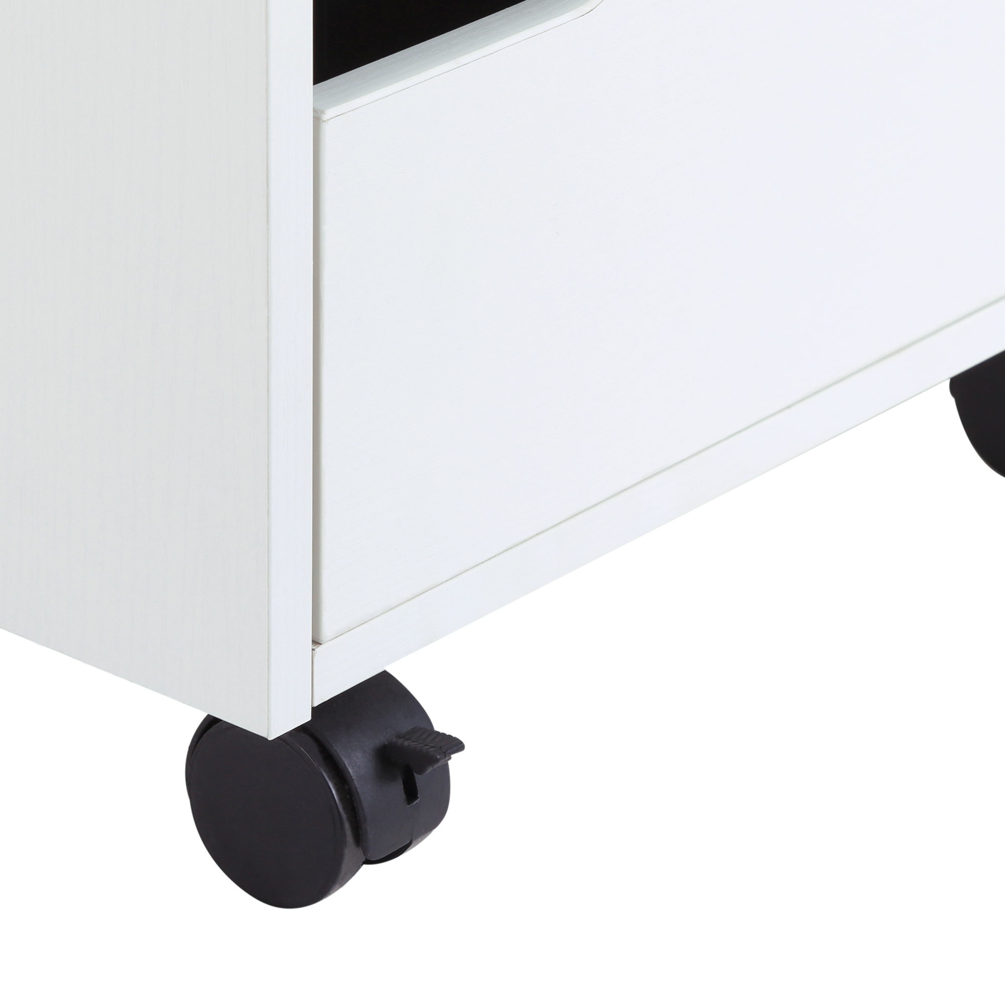 Primer plano de un mueble blanco con un cajón sobre ruedas negras.