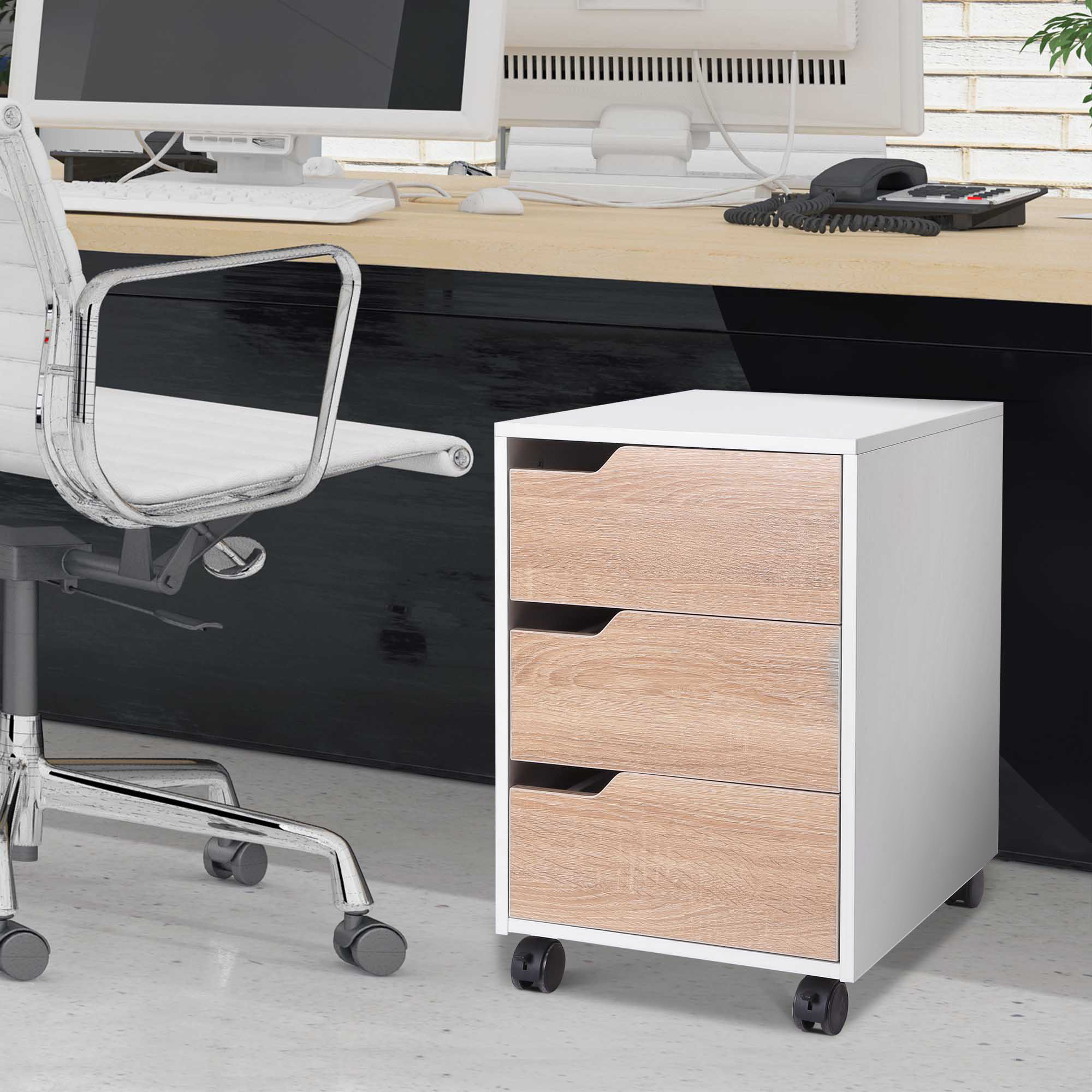 Un archivador blanco con ruedas y tres cajones de madera clara se encuentra junto a un escritorio y una silla.