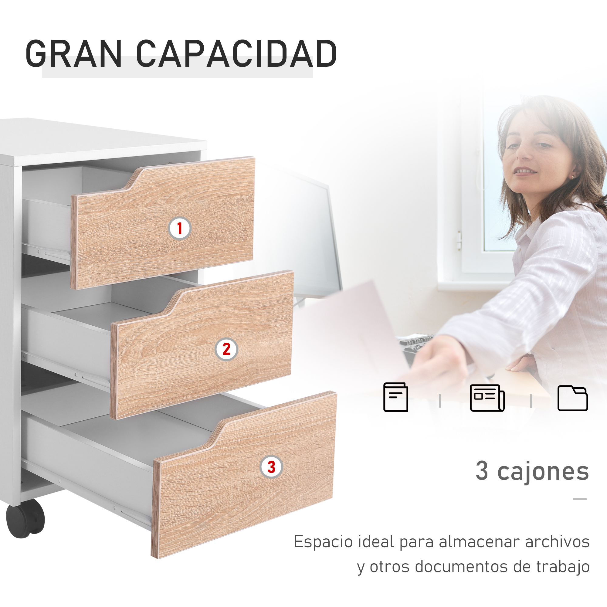 Un archivador blanco con tres cajones de madera numerados del 1 al 3 junto a una mujer sentada.
