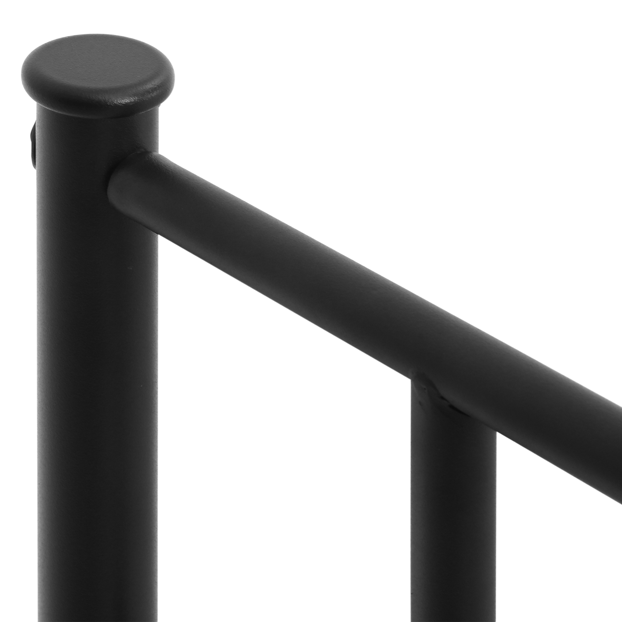 Un poste de metal negro con una tapa redondeada y una barra horizontal adjunta sobre un fondo blanco.