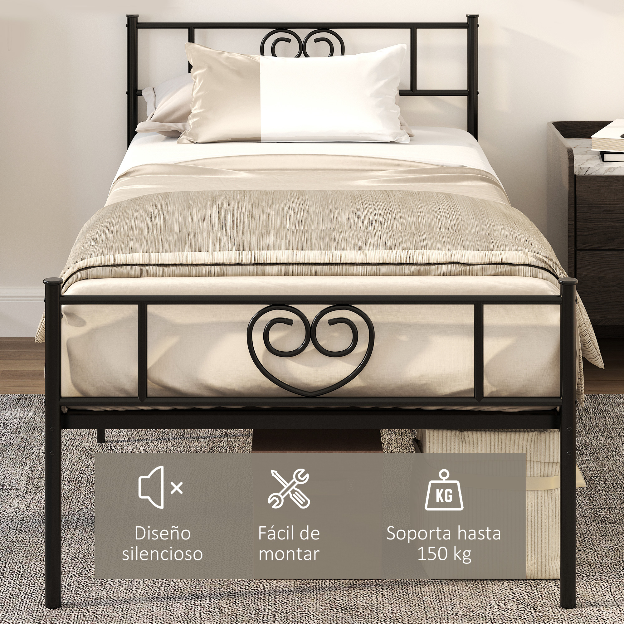 Una cama de metal negro con detalles de corazones, ropa de cama beige y una almohada, sobre una alfombra.