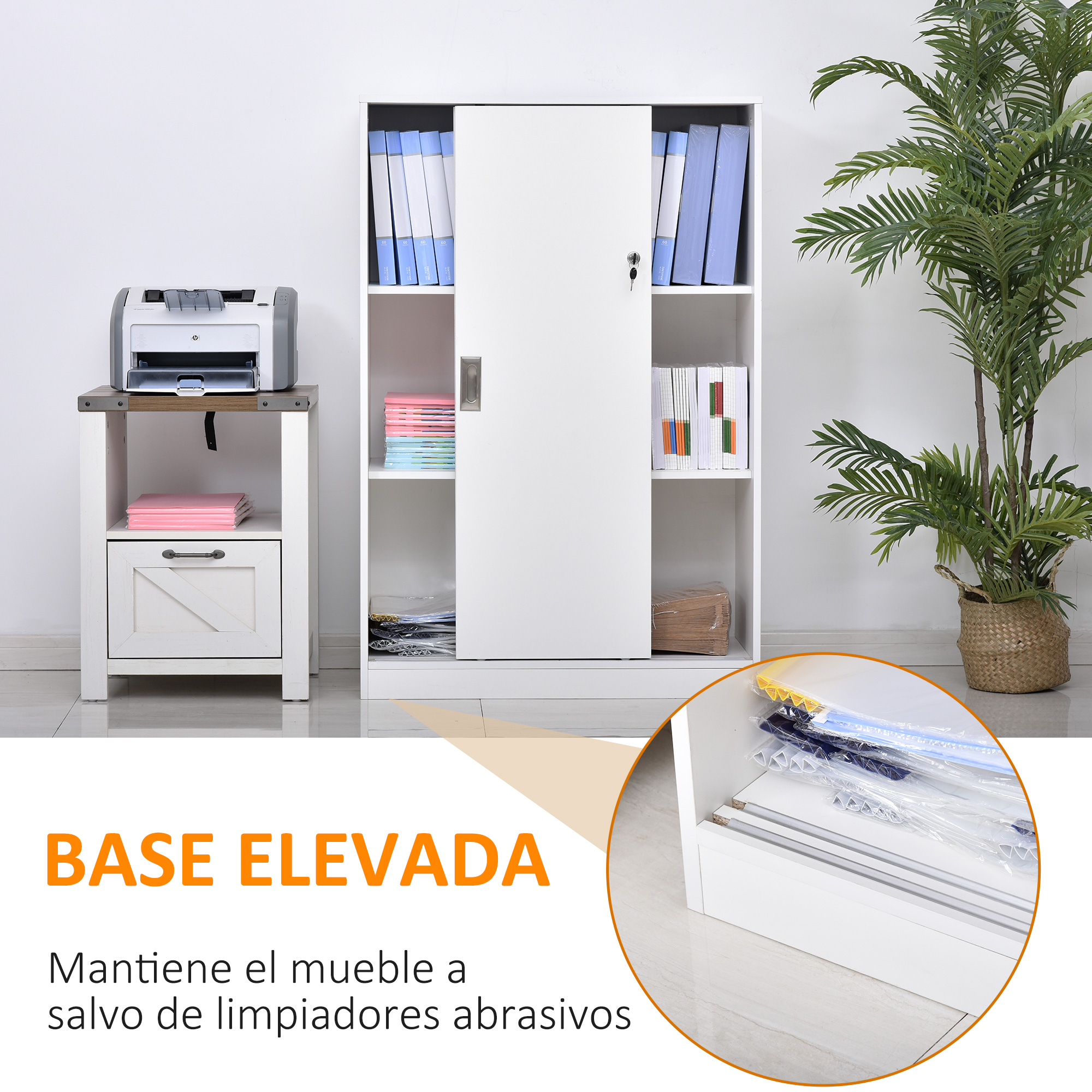 Armario blanco con puertas correderas, soporte para impresora y planta en maceta. El detalle muestra la base elevada.
