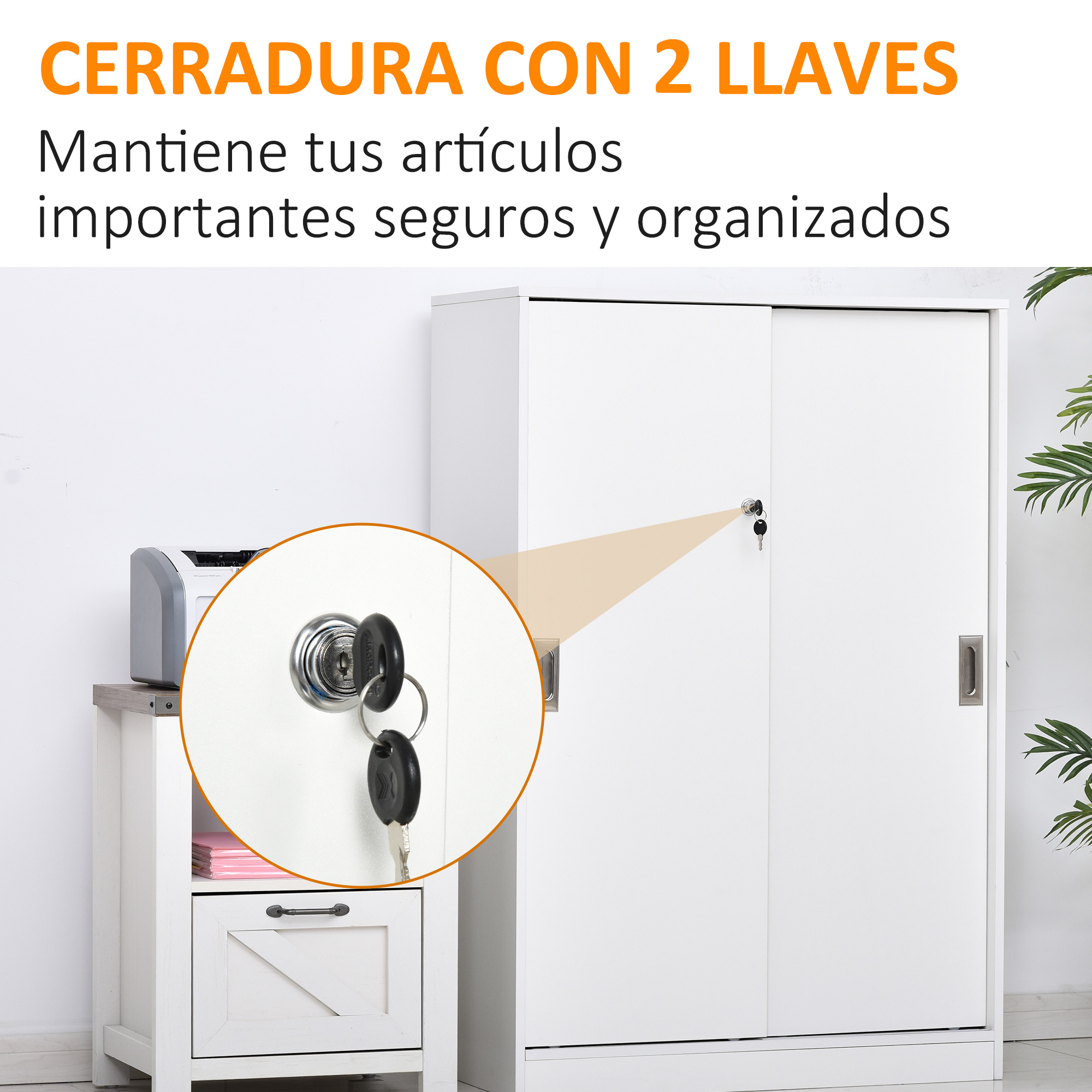 Un armario blanco con puertas correderas y una cerradura integrada con dos llaves en primer plano.