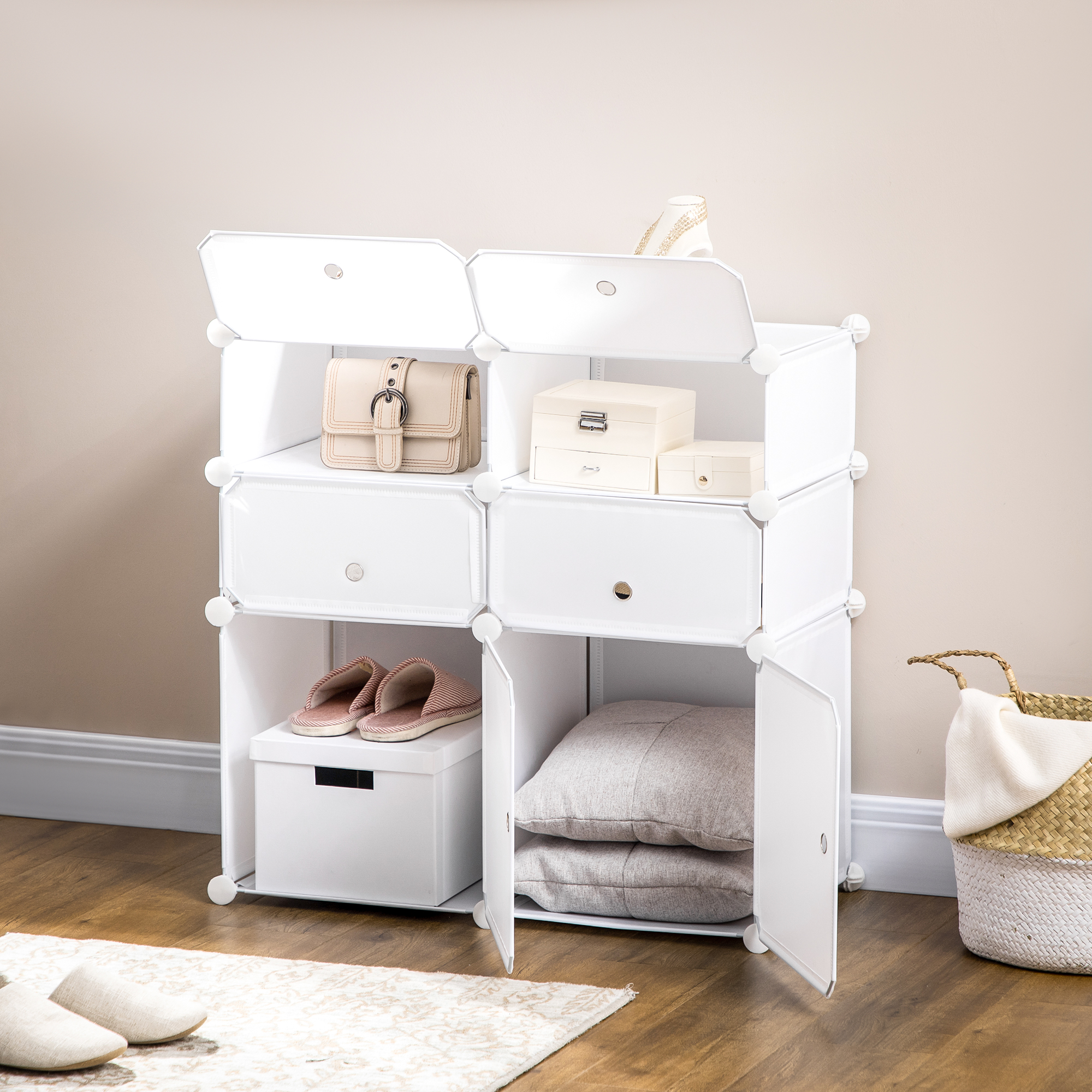 Una unidad de almacenamiento modular blanca con bolsos, cojines y cajas.