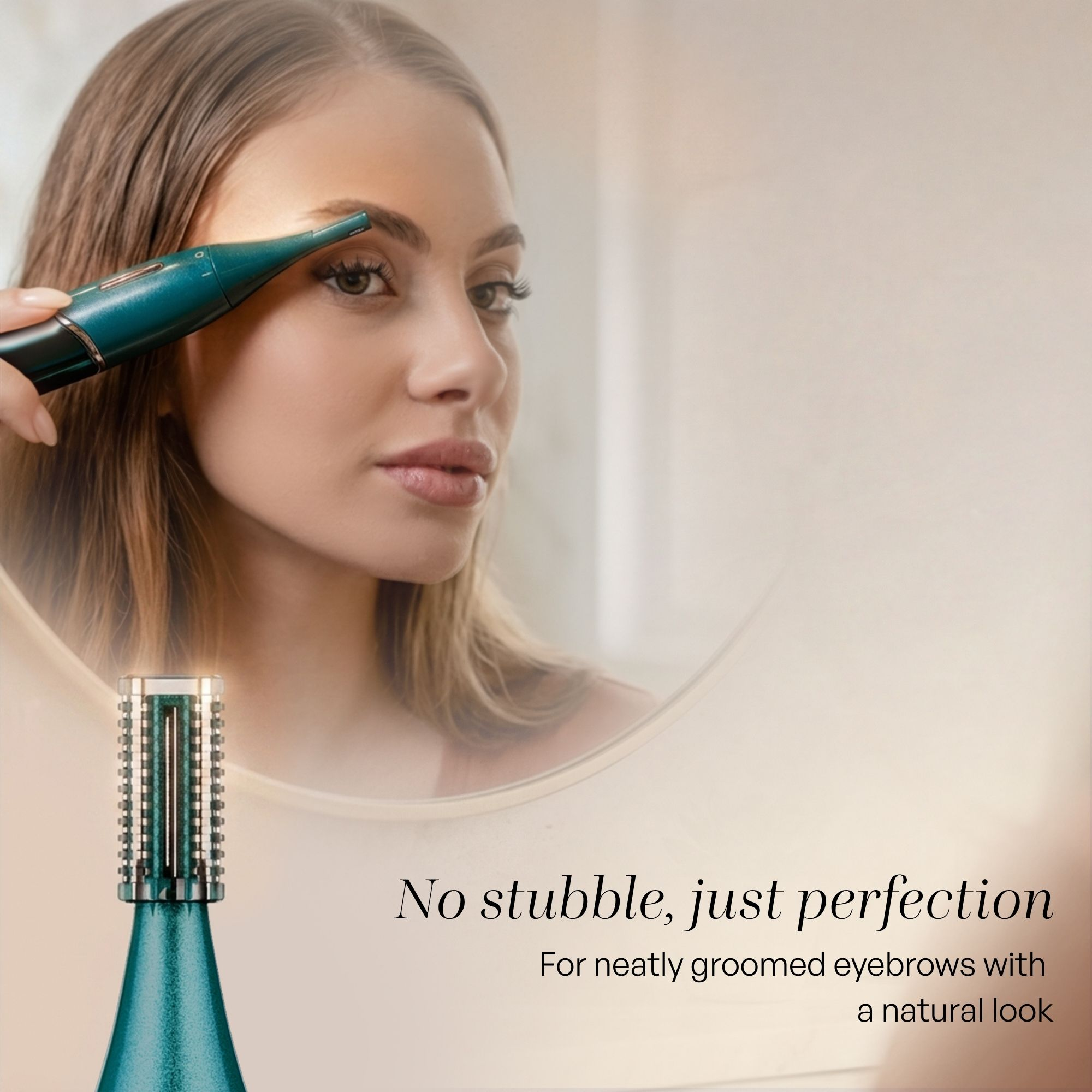 Una donna rifinisce le sopracciglia con una matita verde, con primo piano del prodotto e testo.