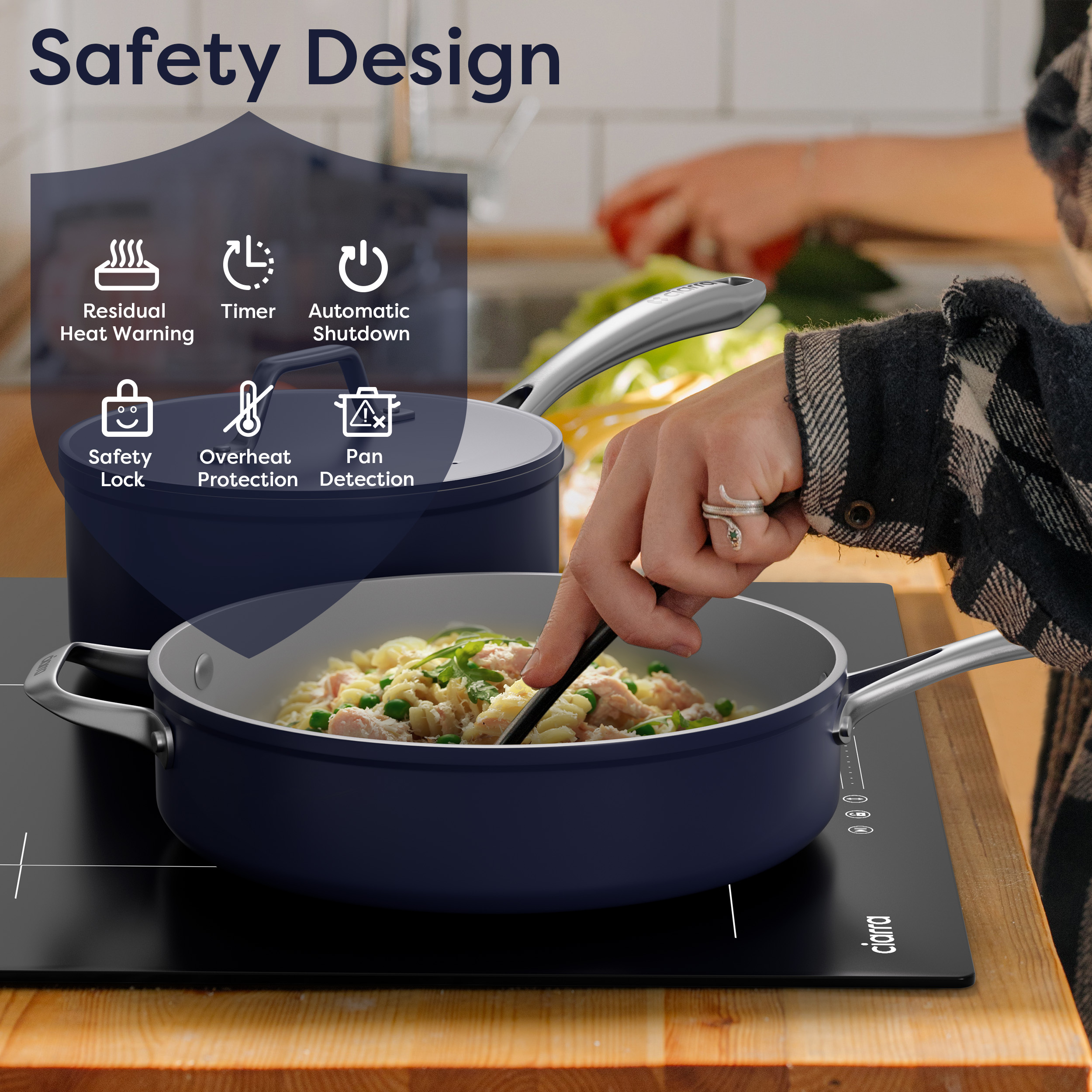 Persona cocina pasta en sartén azul sobre placa de inducción con iconos de seguridad.
