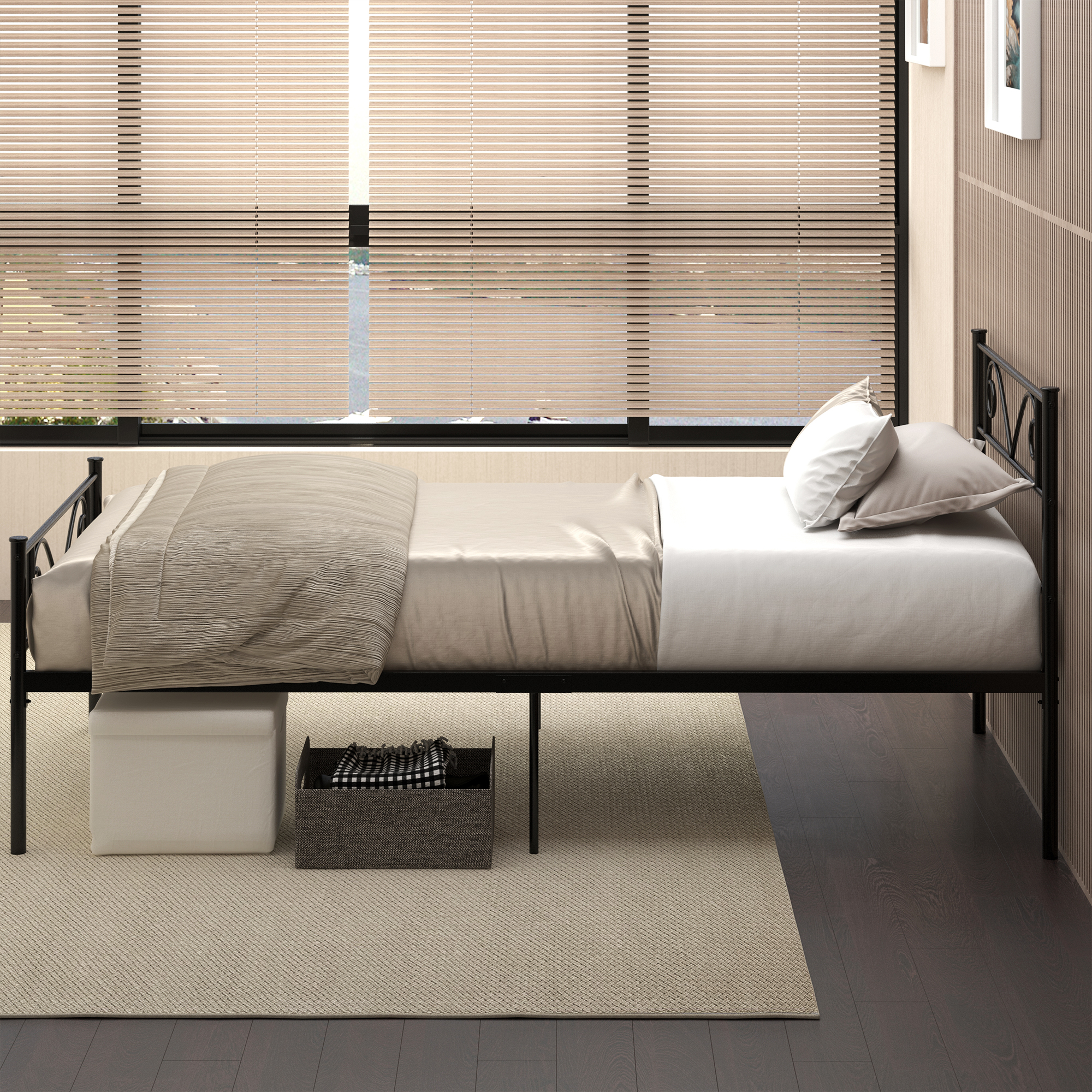 Cama de metal negro con almohadas claras, manta beige y cajas debajo, frente a una gran ventana con persianas.