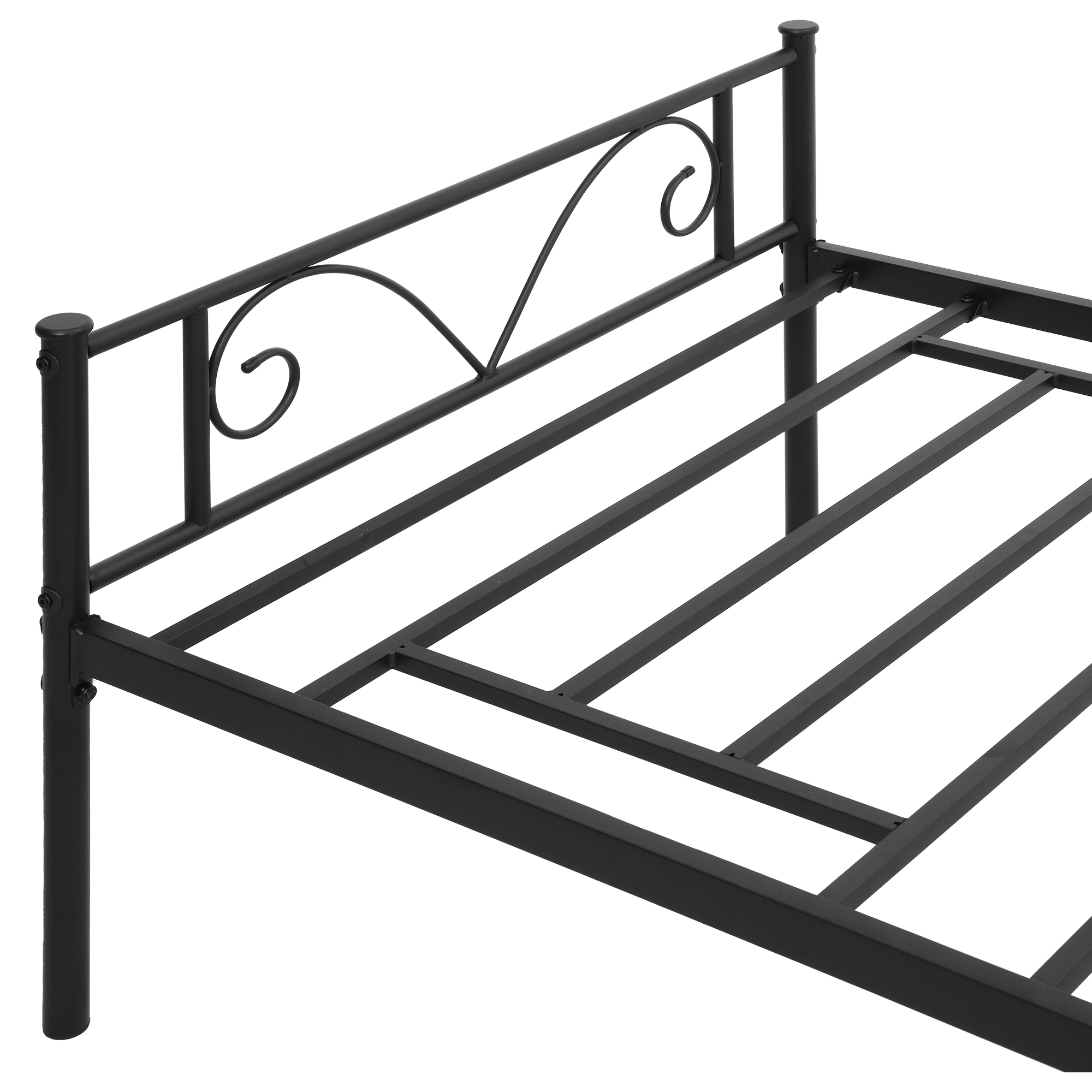 Un armazón de cama de metal negro con listones y cabecero decorativo sobre fondo blanco.