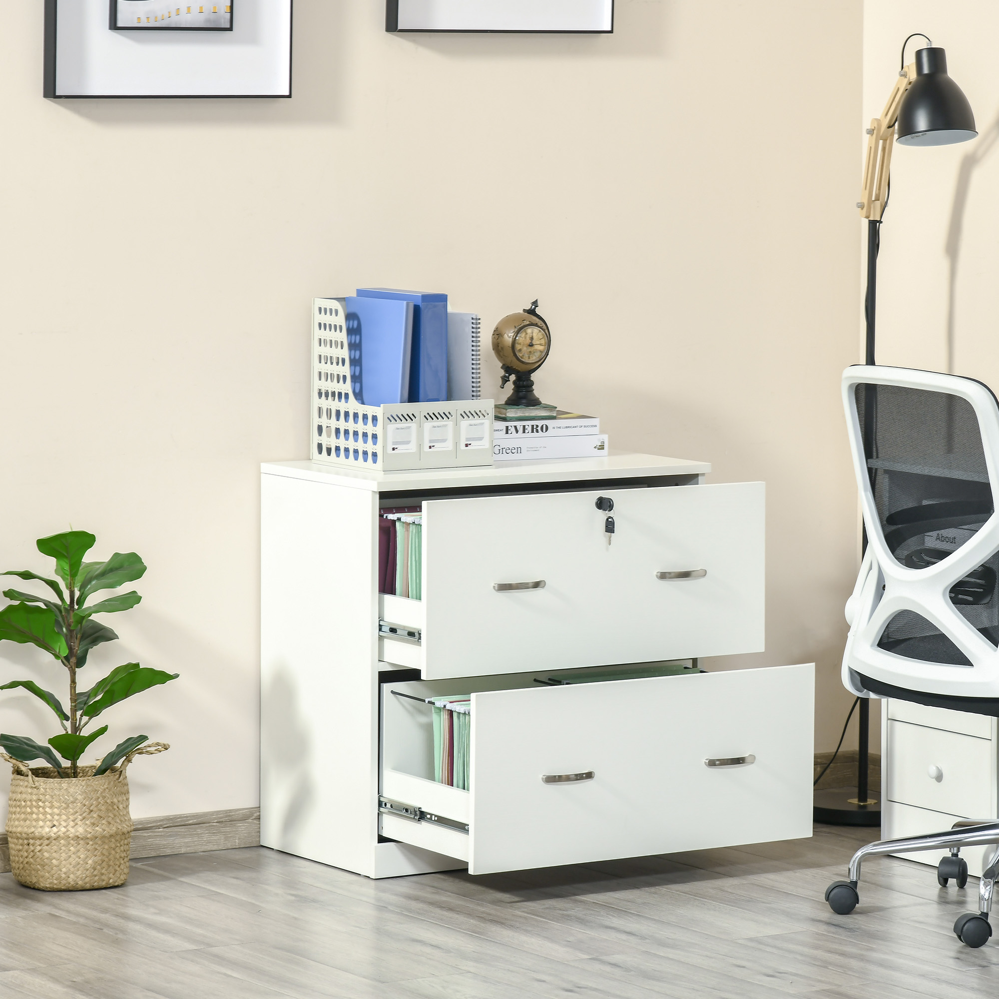 Un archivador blanco con cajones abiertos está en una oficina junto a una silla y una planta.