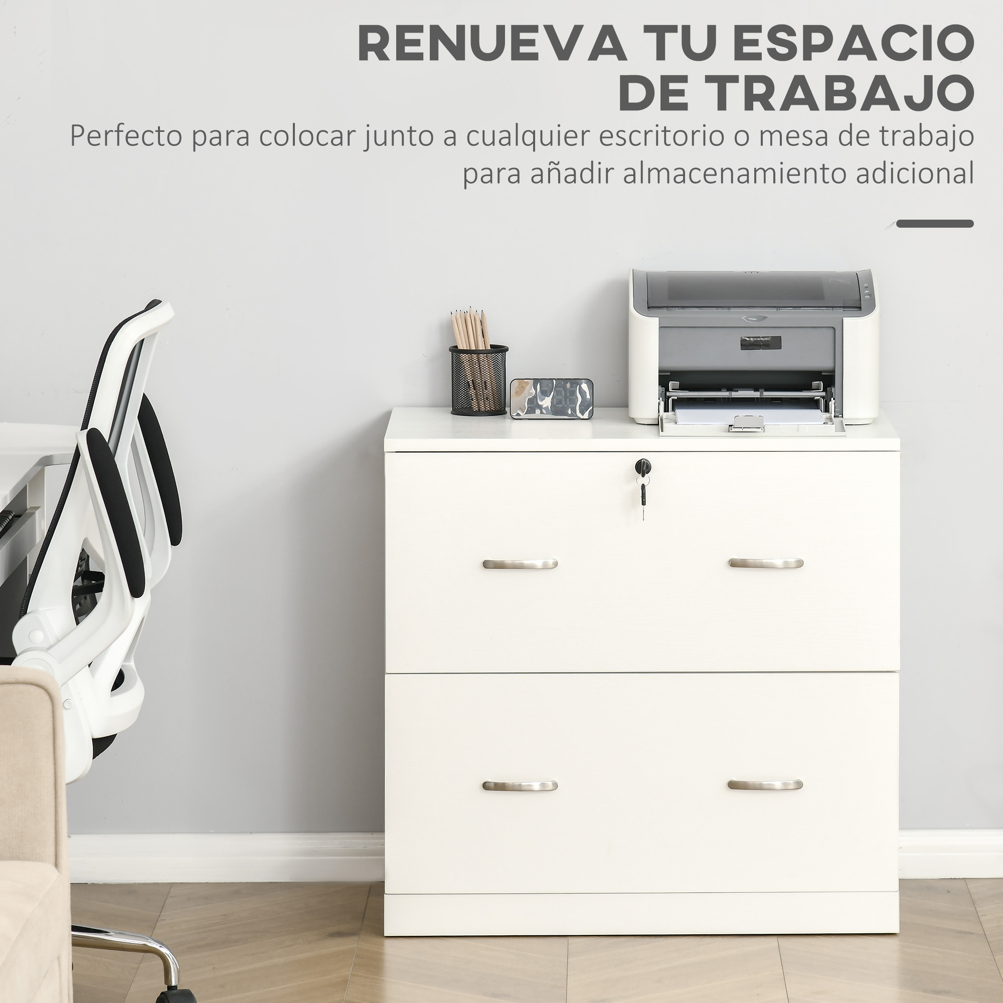Un archivador blanco con una impresora y bolígrafos se encuentra junto a una silla blanca contra una pared gris.