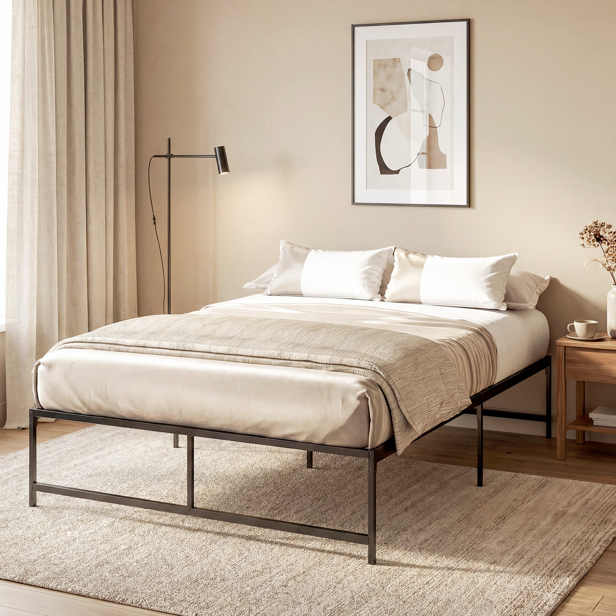Acogedor dormitorio con cama de estructura metálica, ropa de cama clara, cuadro abstracto y lámpara de pie.