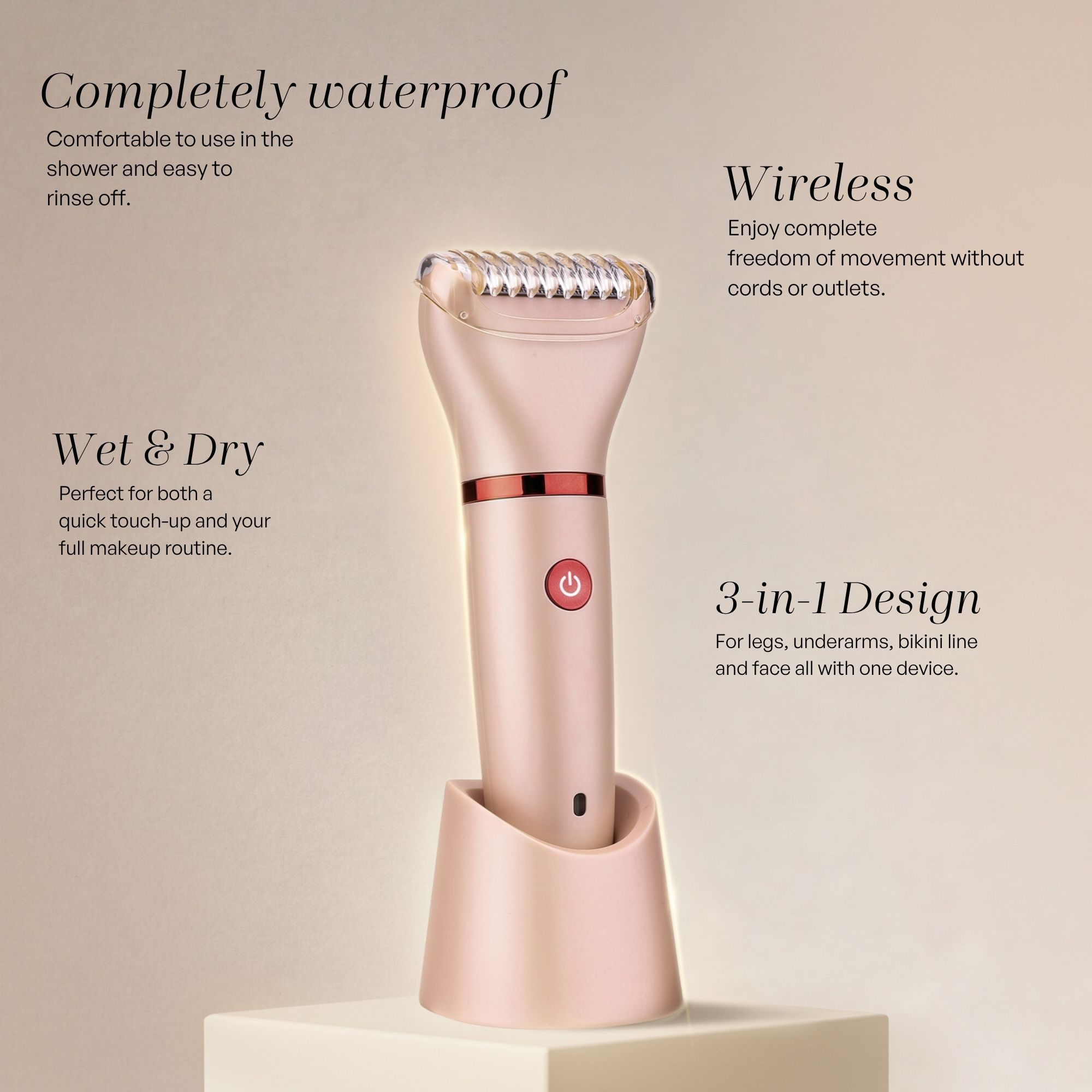Un rasoio elettrico oro rosa in una base di carica su un piedistallo chiaro, circondato da testo promozionale.
