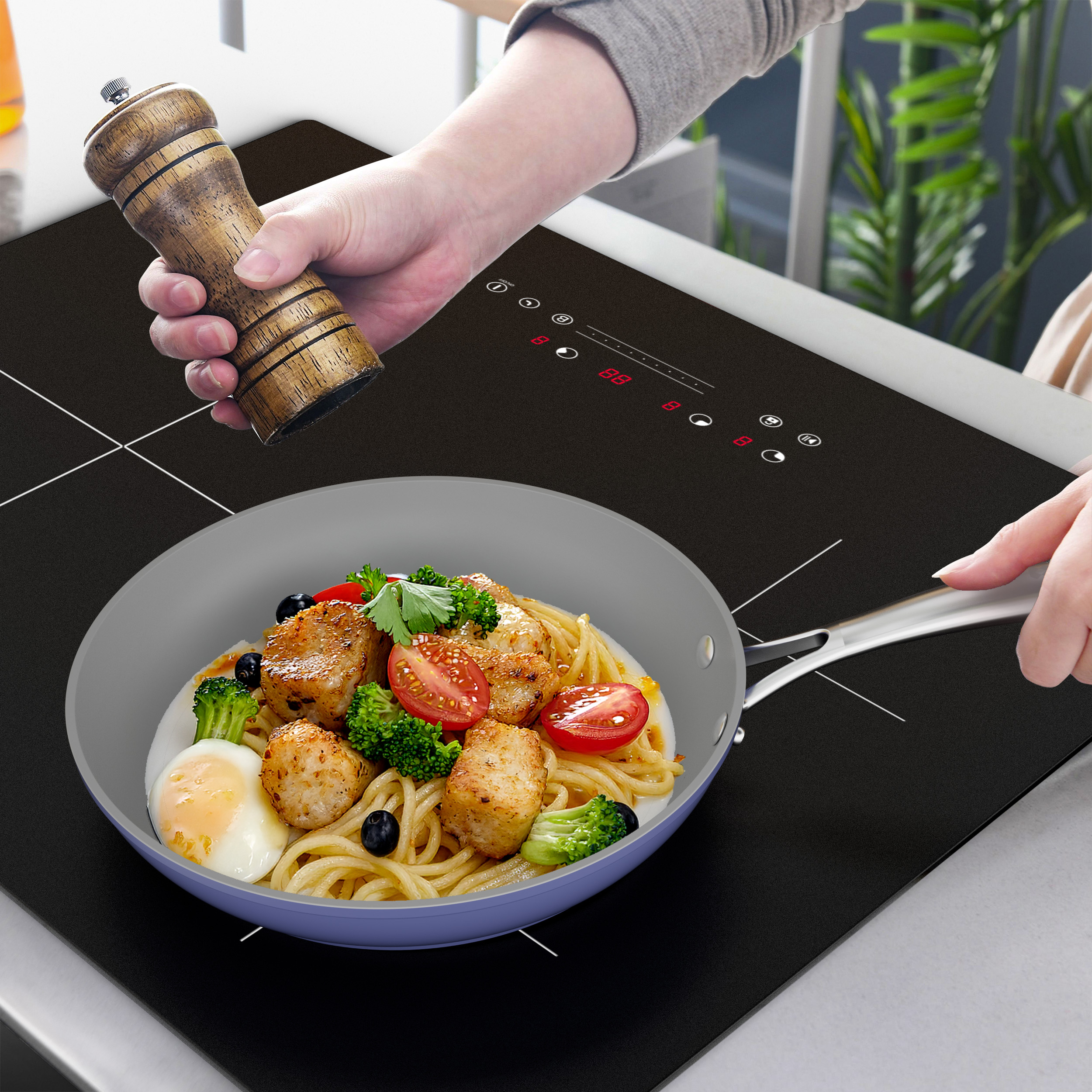 Una persona sazona pasta y verduras con carne de una sartén en una placa de inducción.