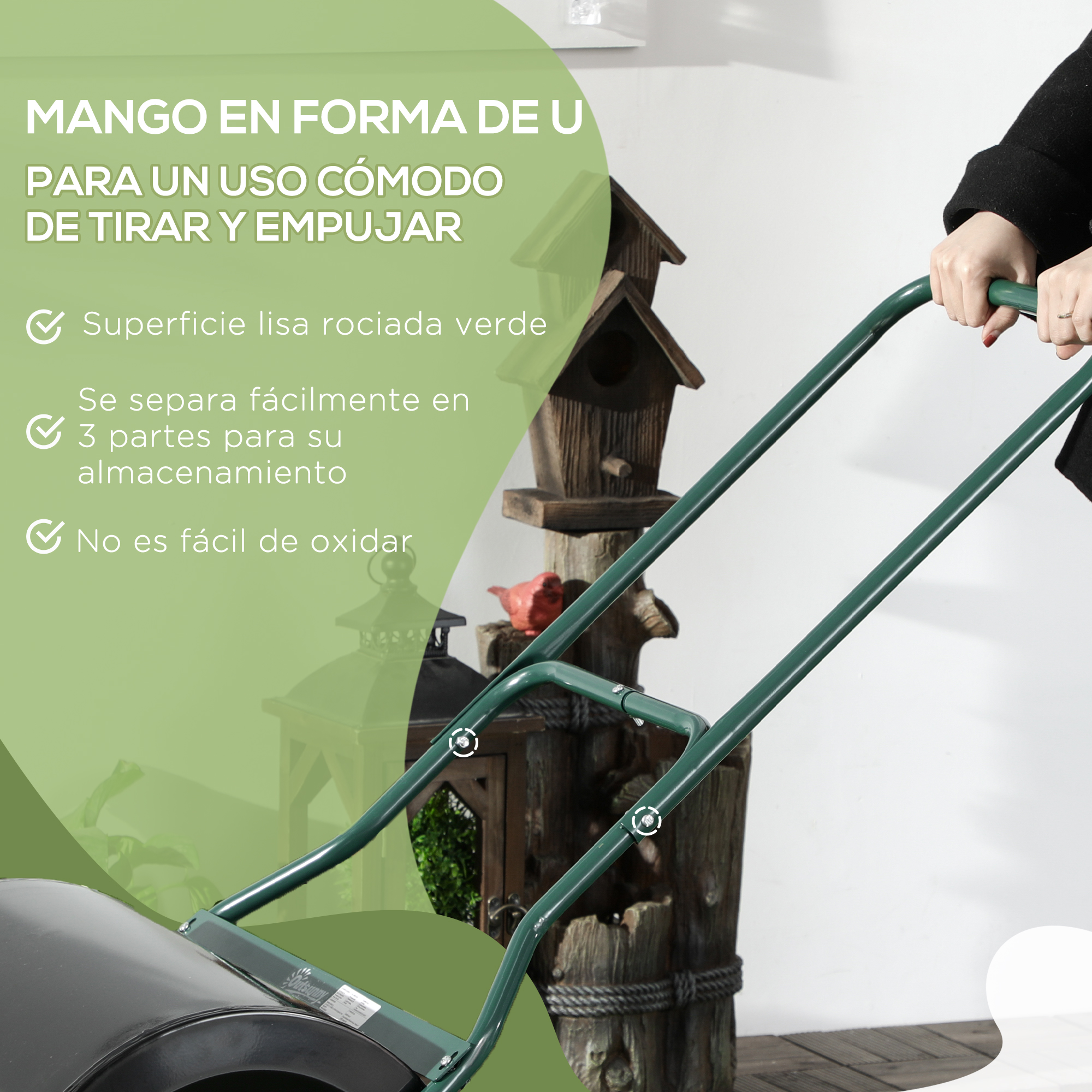 Persona empuja un rodillo de césped verde con mango en U.
