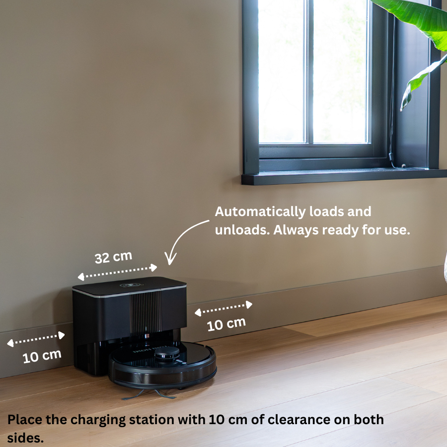 Schwarze Roboterstaubsaugstation mit 10 cm Abstand zum Wand und 32 cm Breite auf Holzboden.