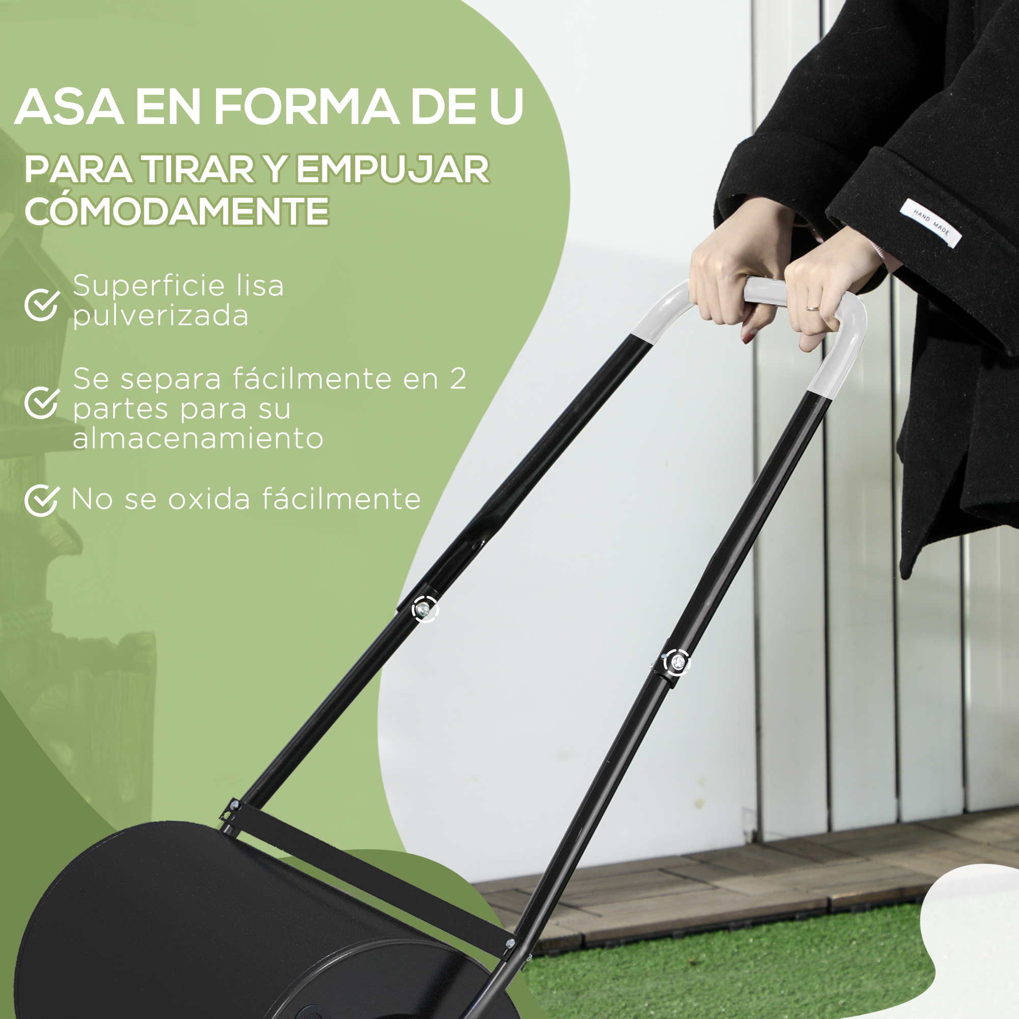 Una persona sostiene el mango en forma de U de un rodillo de jardín negro con texto.