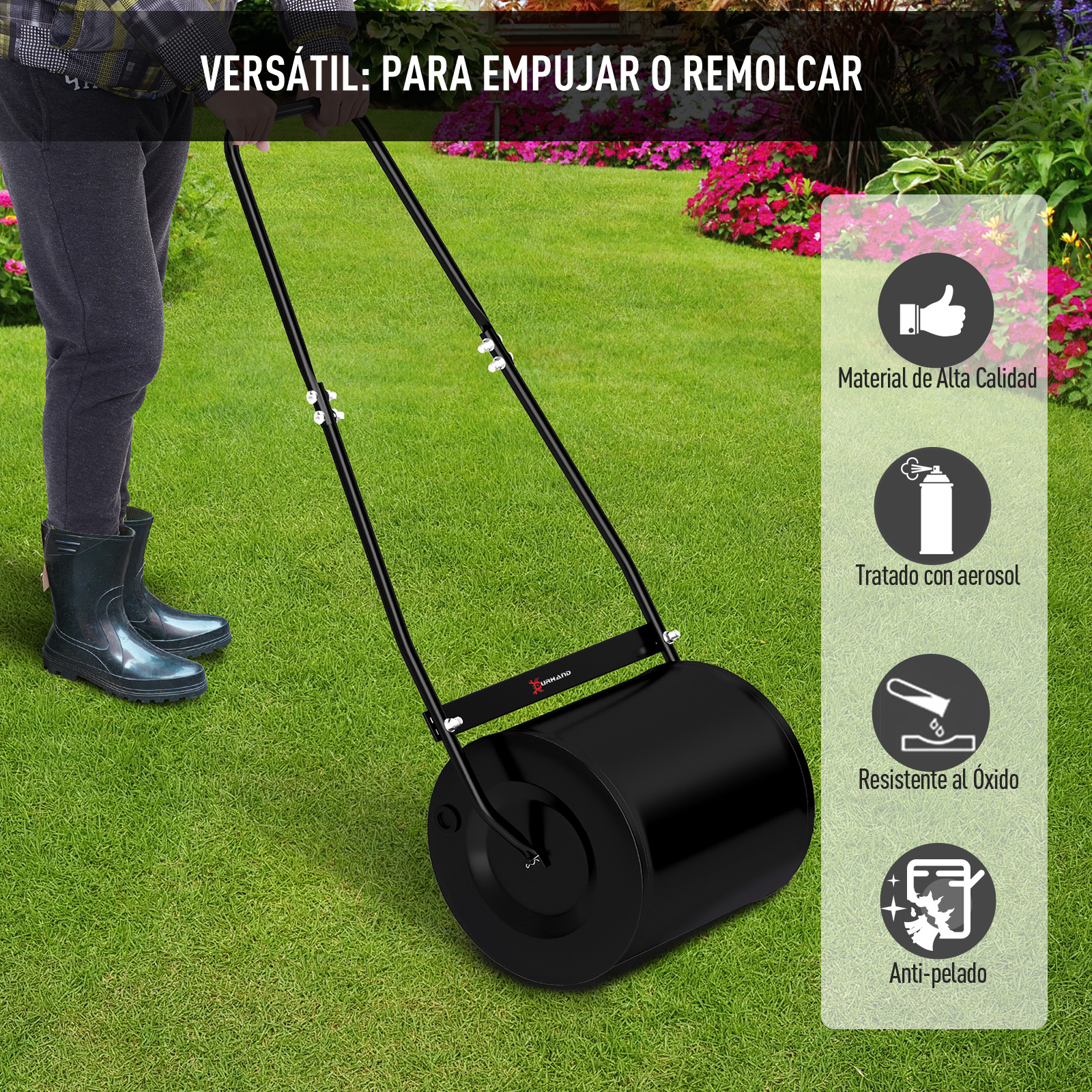 Persona con botas arrastra un rodillo de césped negro sobre el pasto verde.