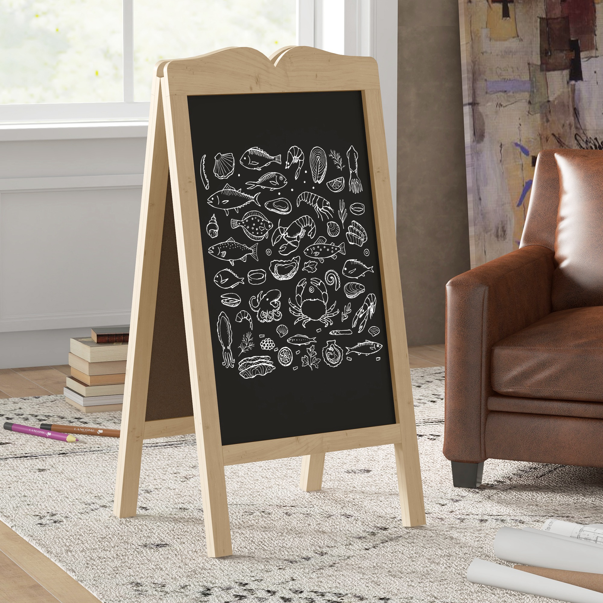 Una pizarra de madera con dibujos de tiza blanca de peces y mariscos en una habitación con un sillón de cuero marrón.