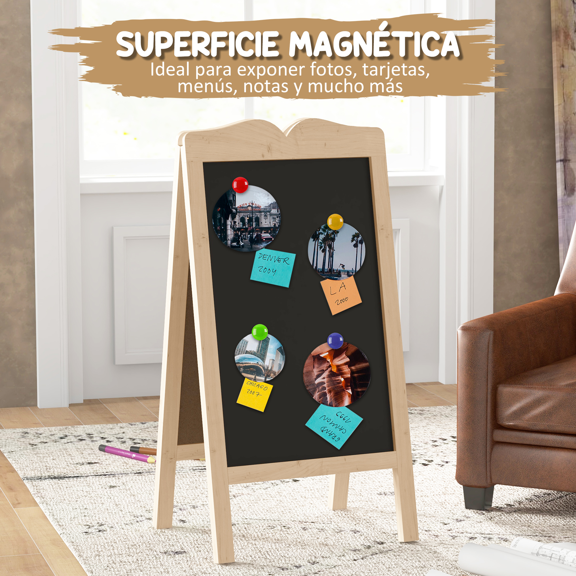 Una pizarra magnética de madera sobre una alfombra con fotos y notas sostenidas por imanes, junto a un sillón.