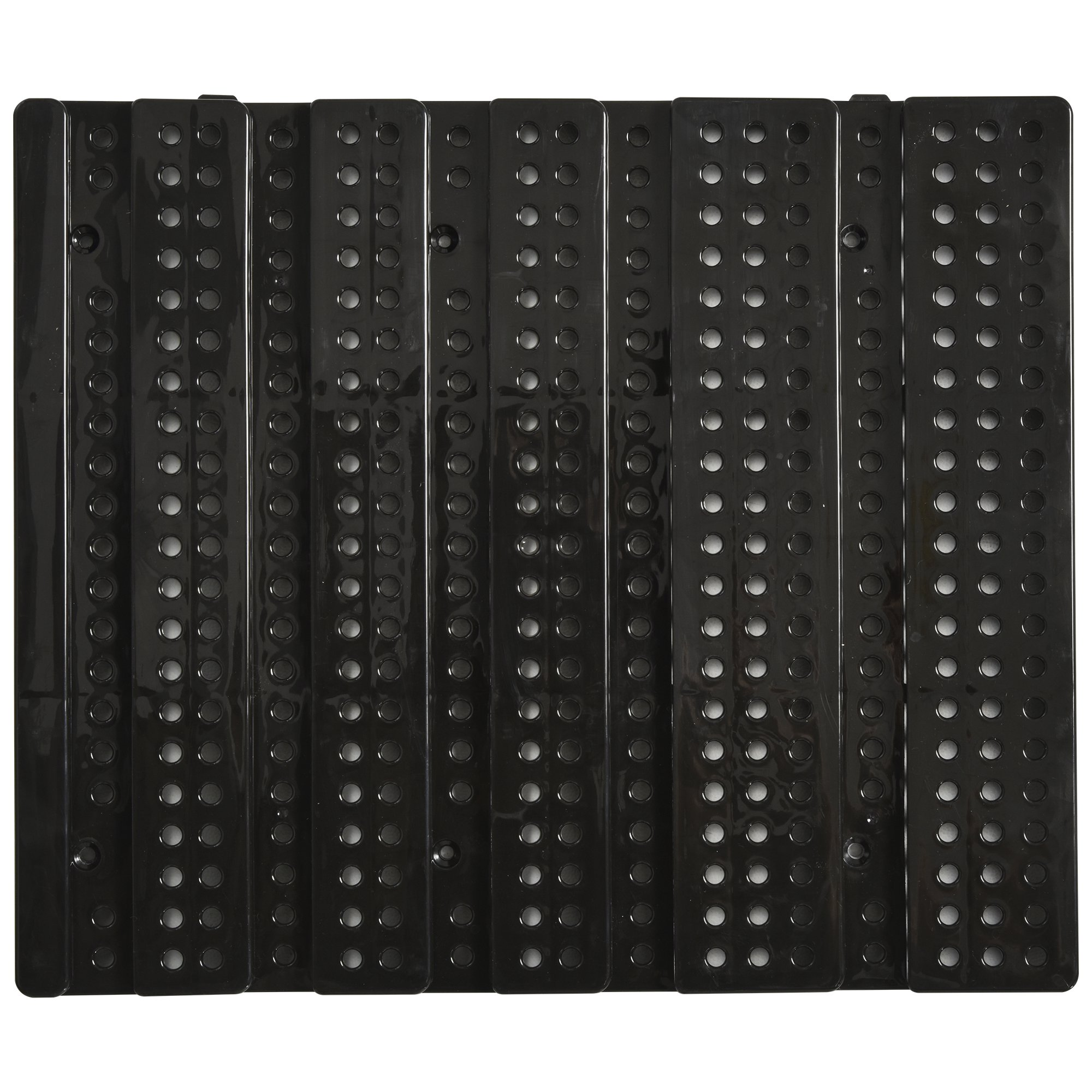 Felpudo de plástico negro con láminas verticales y filas paralelas de agujeros circulares.