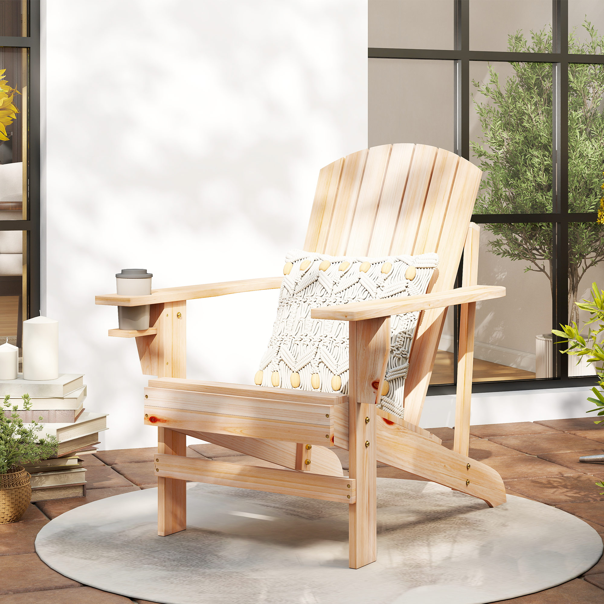 Una silla Adirondack de madera clara con un cojín estampado y portavasos sobre una alfombra redonda.