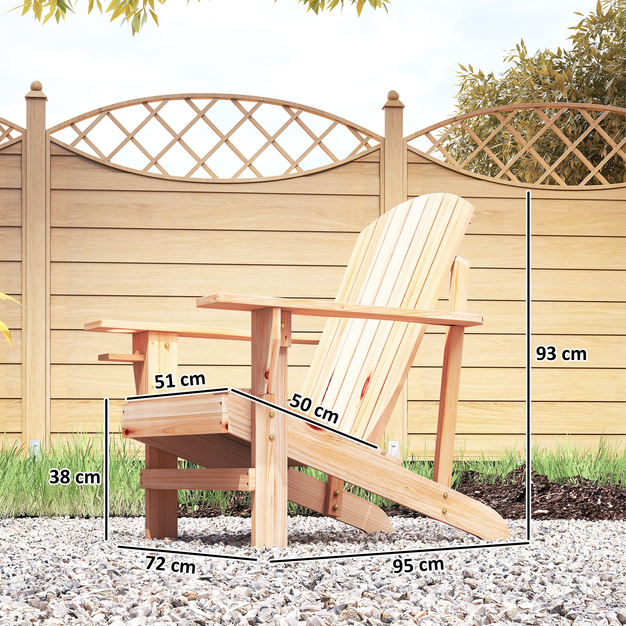 Una silla Adirondack de madera con dimensiones sobre grava y una cerca al fondo.