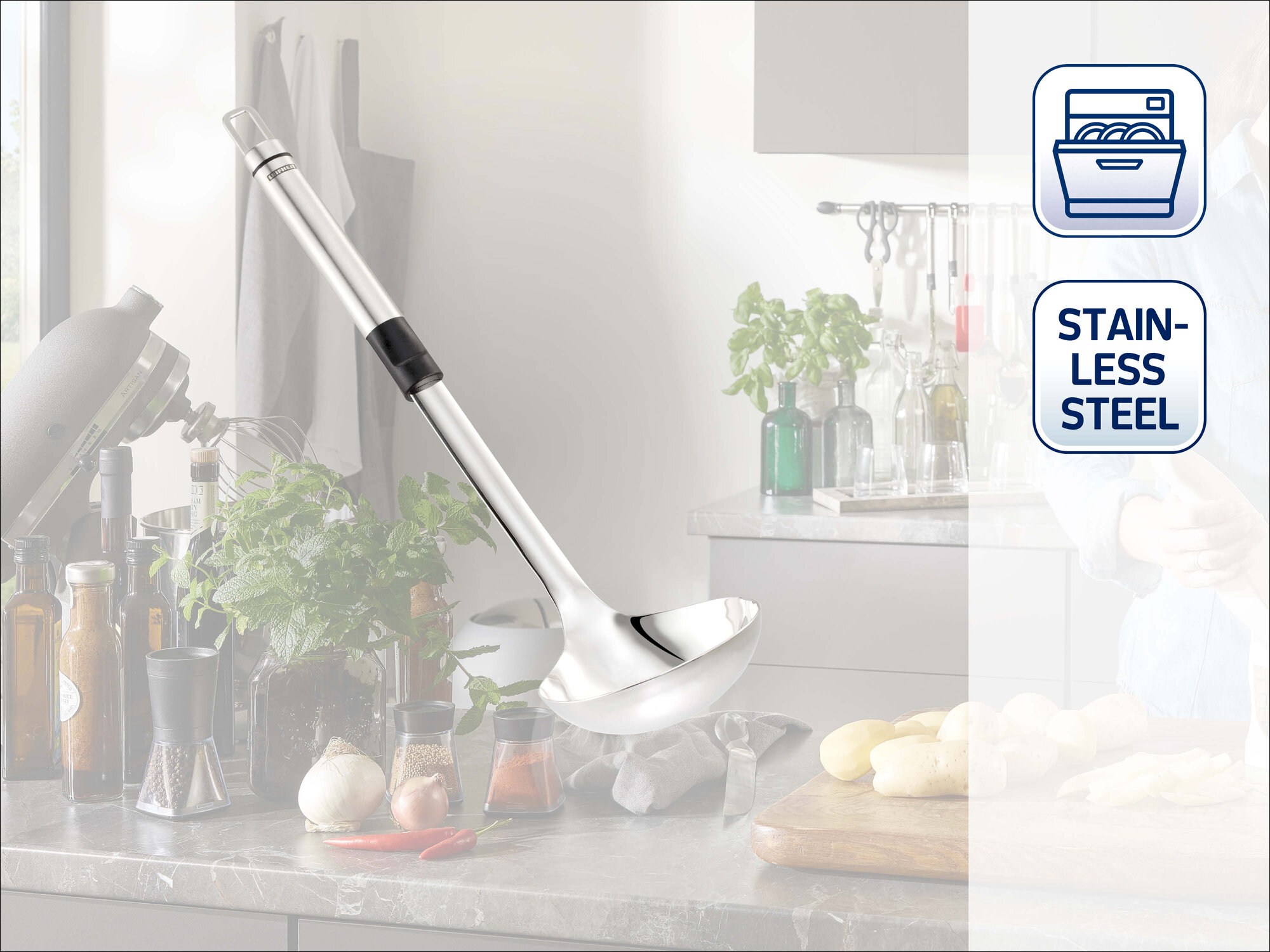 Mestolo in acciaio inossidabile su un piano cucina con verdure e icona lavastoviglie.