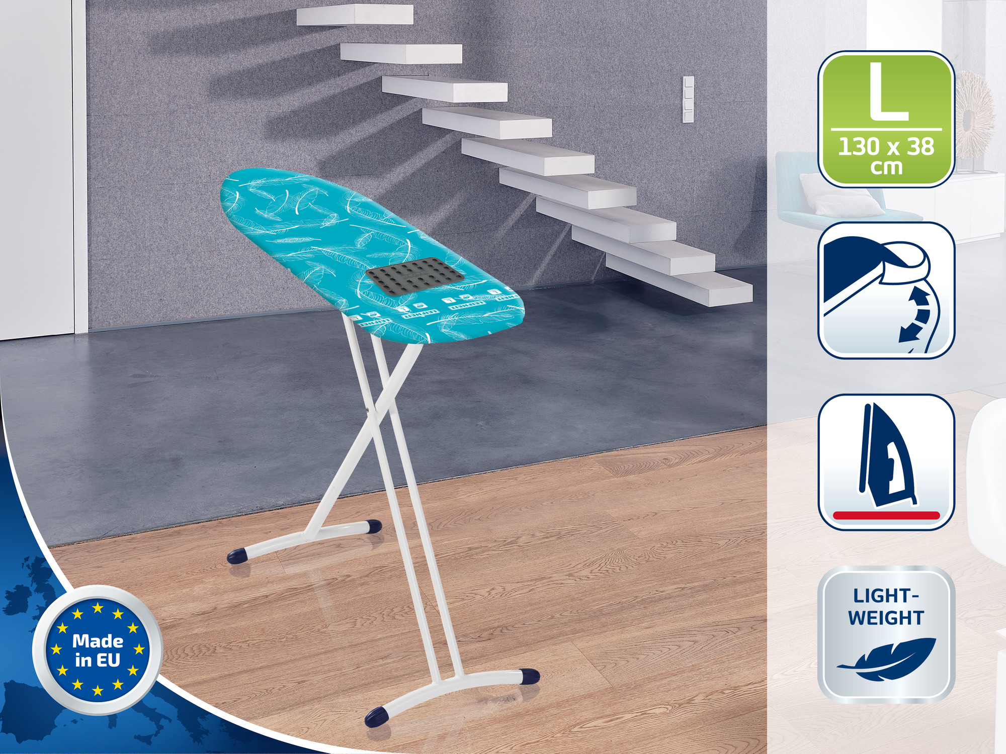Ein türkis-weißes Bügelbrett mit Federmuster steht auf einem Holzboden vor einer Treppe.