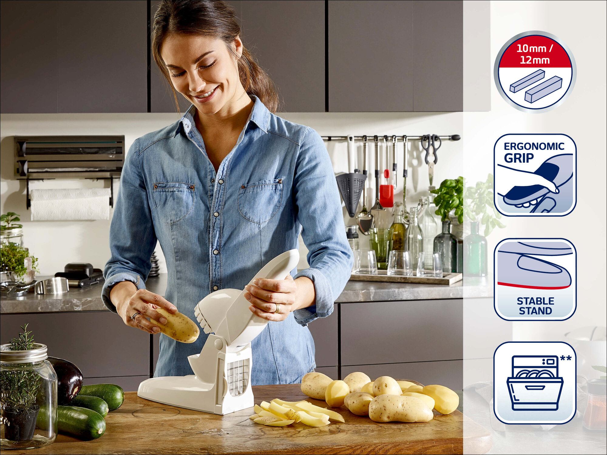 Una donna sorridente usa un taglia patate bianco su un tagliere di legno in cucina.