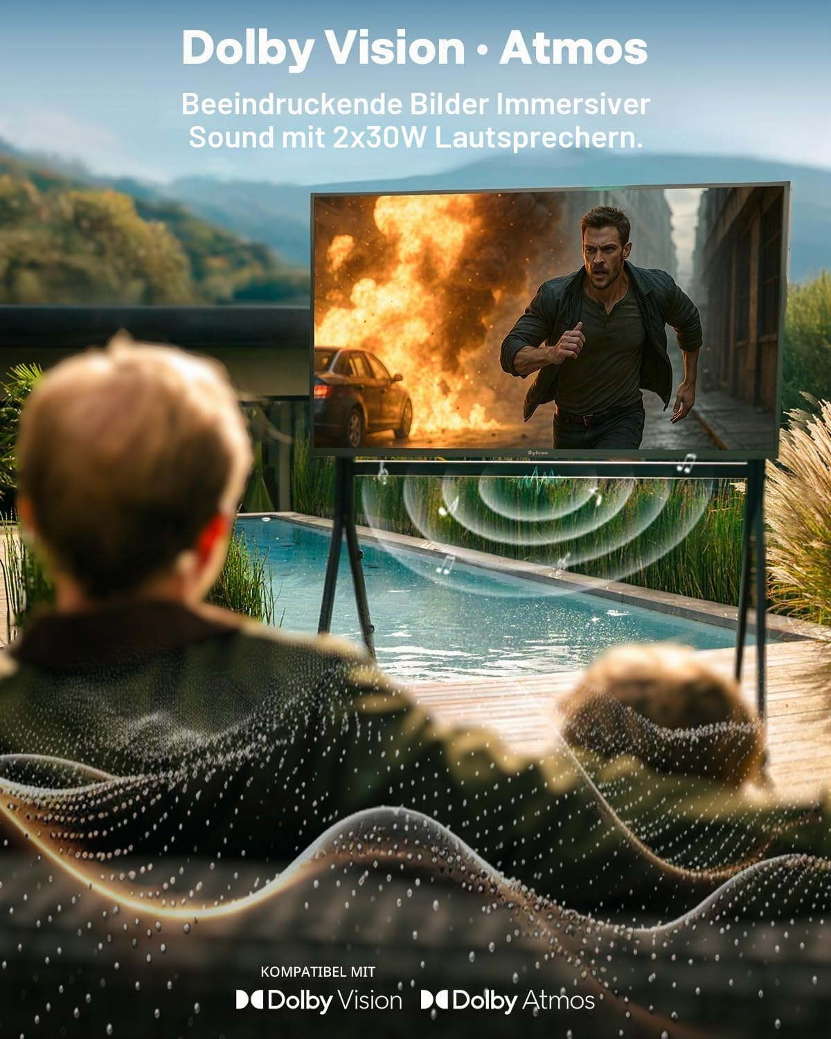 Persona viendo una película de acción en un televisor Dolby Vision junto a la piscina.