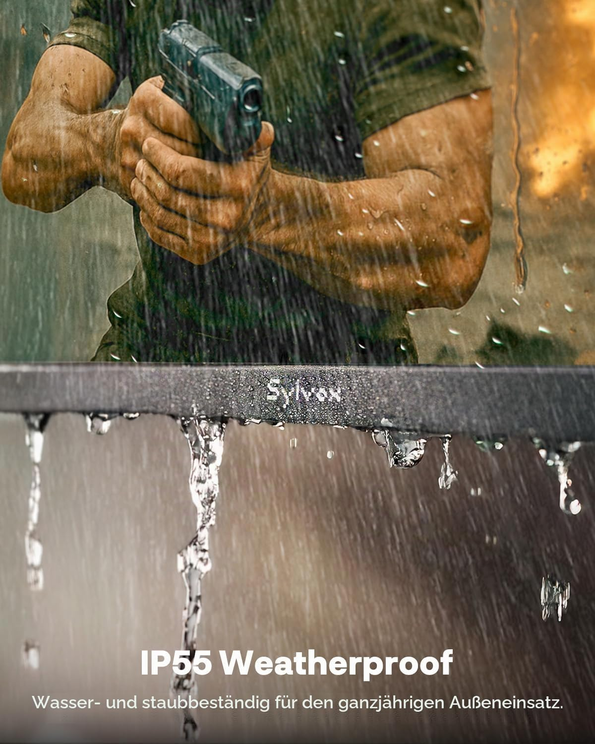 Un hombre bajo la lluvia sostiene una pistola mientras el agua gotea por una superficie de Sylvox con texto IP55 Weatherproof.