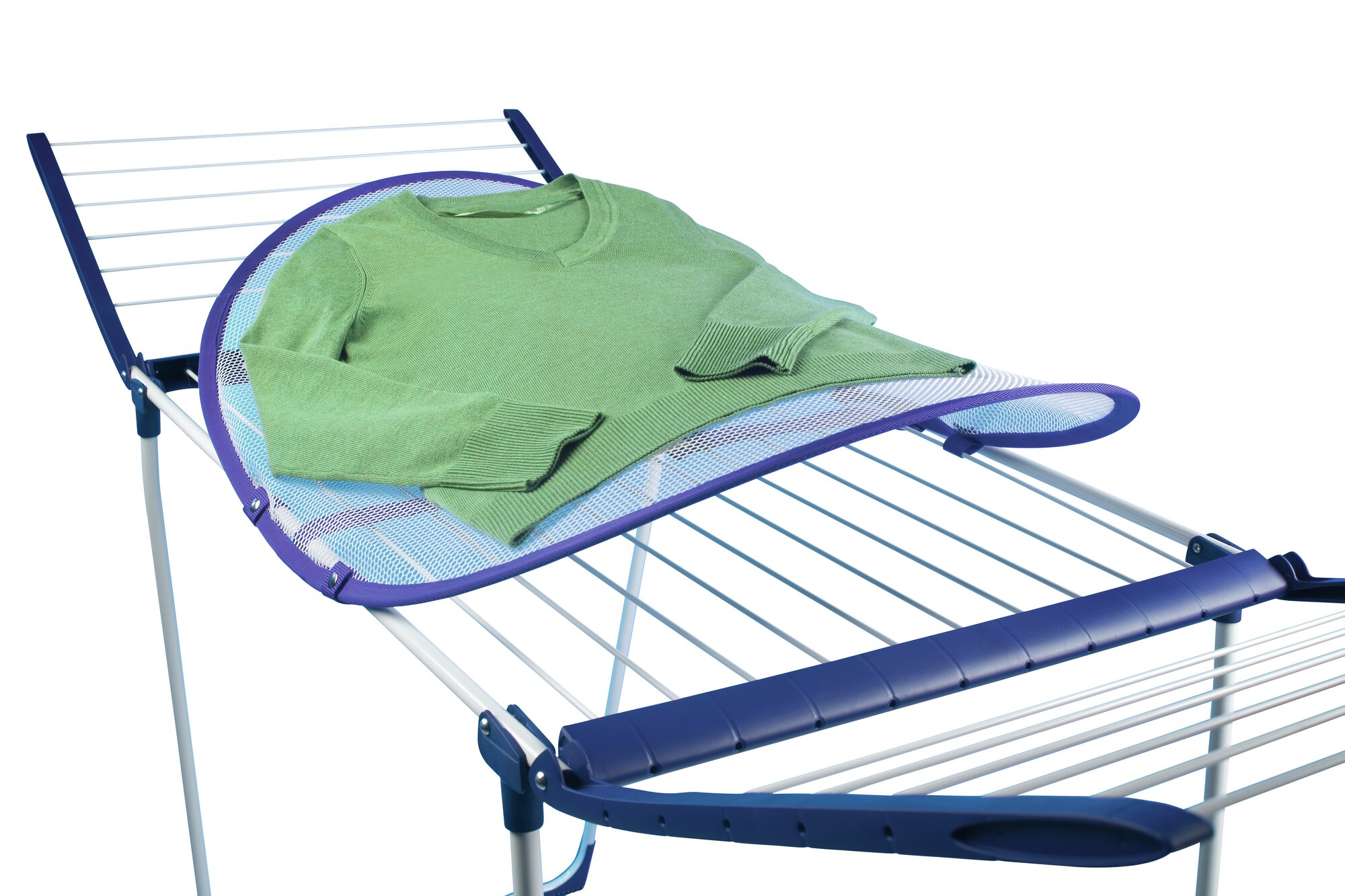 Un suéter verde y plano se seca sobre un accesorio de malla azul en un tendedero.