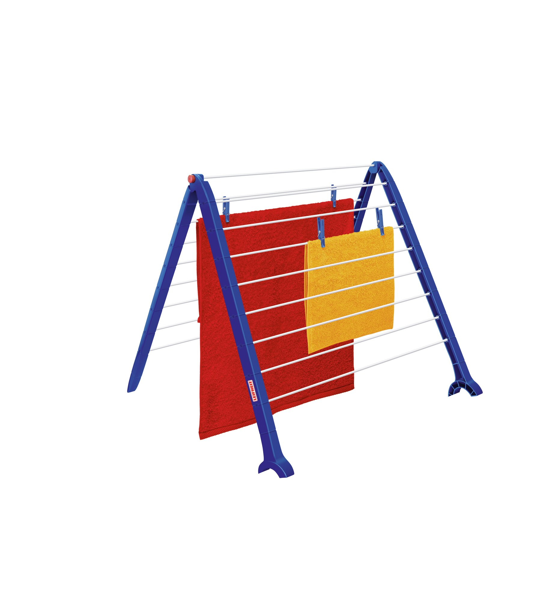 Uno stendibiancheria blu a forma di A con un grande asciugamano rosso e uno giallo più piccolo su sfondo bianco.
