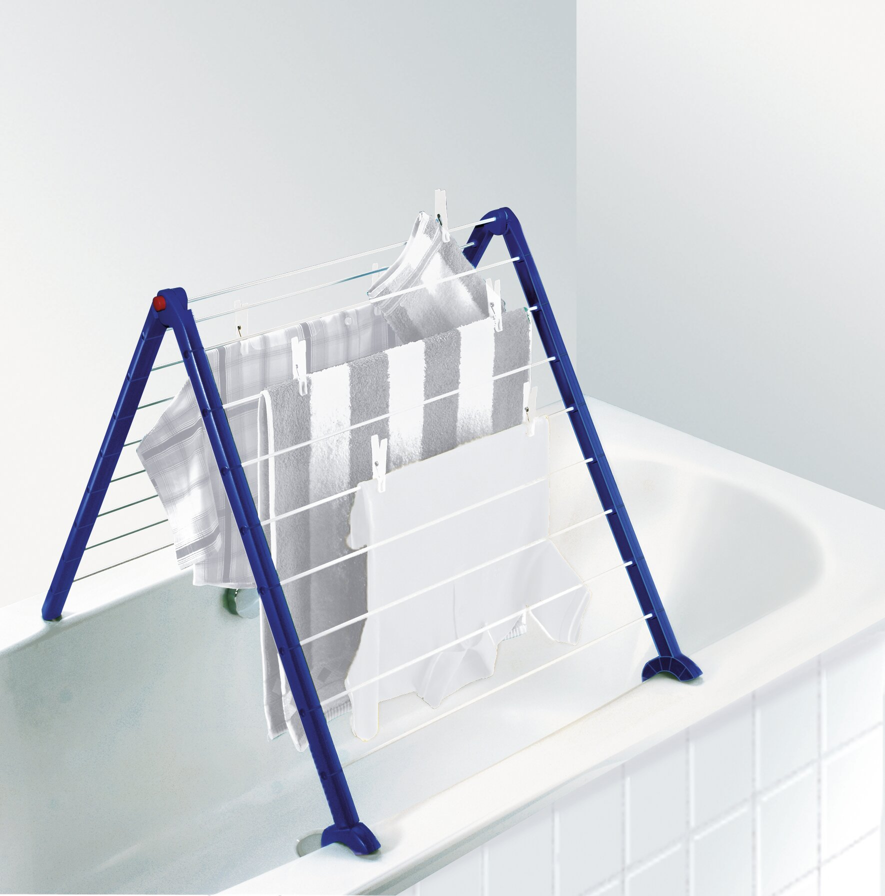 Uno stendibiancheria blu a forma di A sopra una vasca da bagno con asciugamani e vestiti.