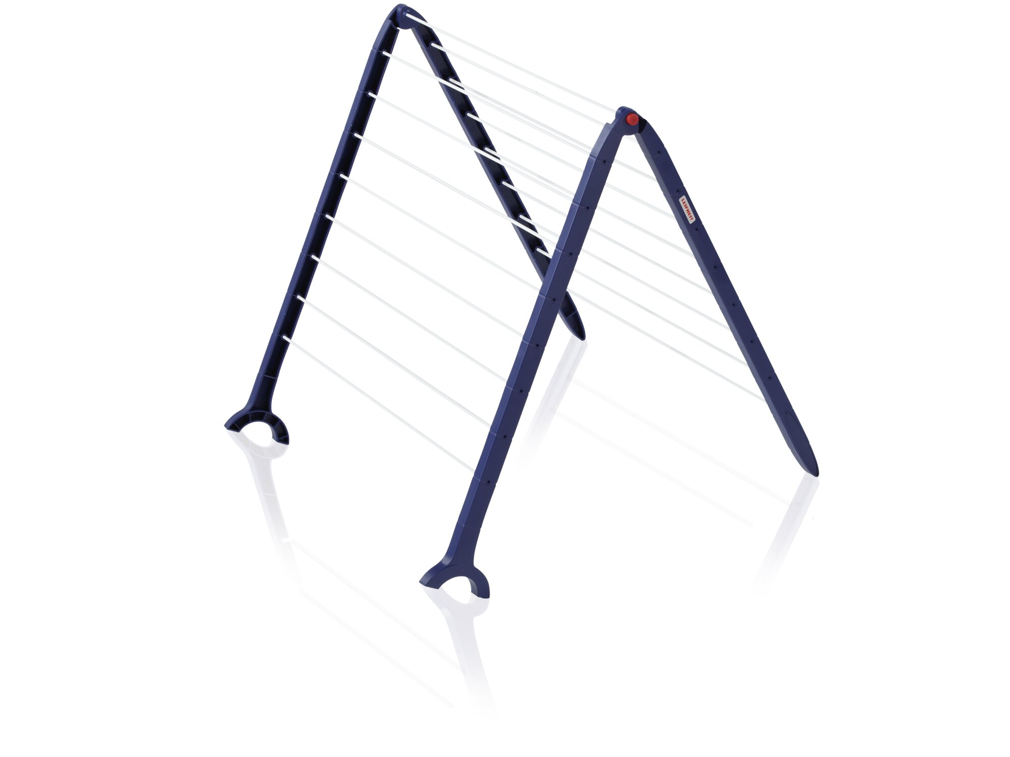 Uno stendibiancheria pieghevole blu e bianco a cavalletto su sfondo bianco con ombra.