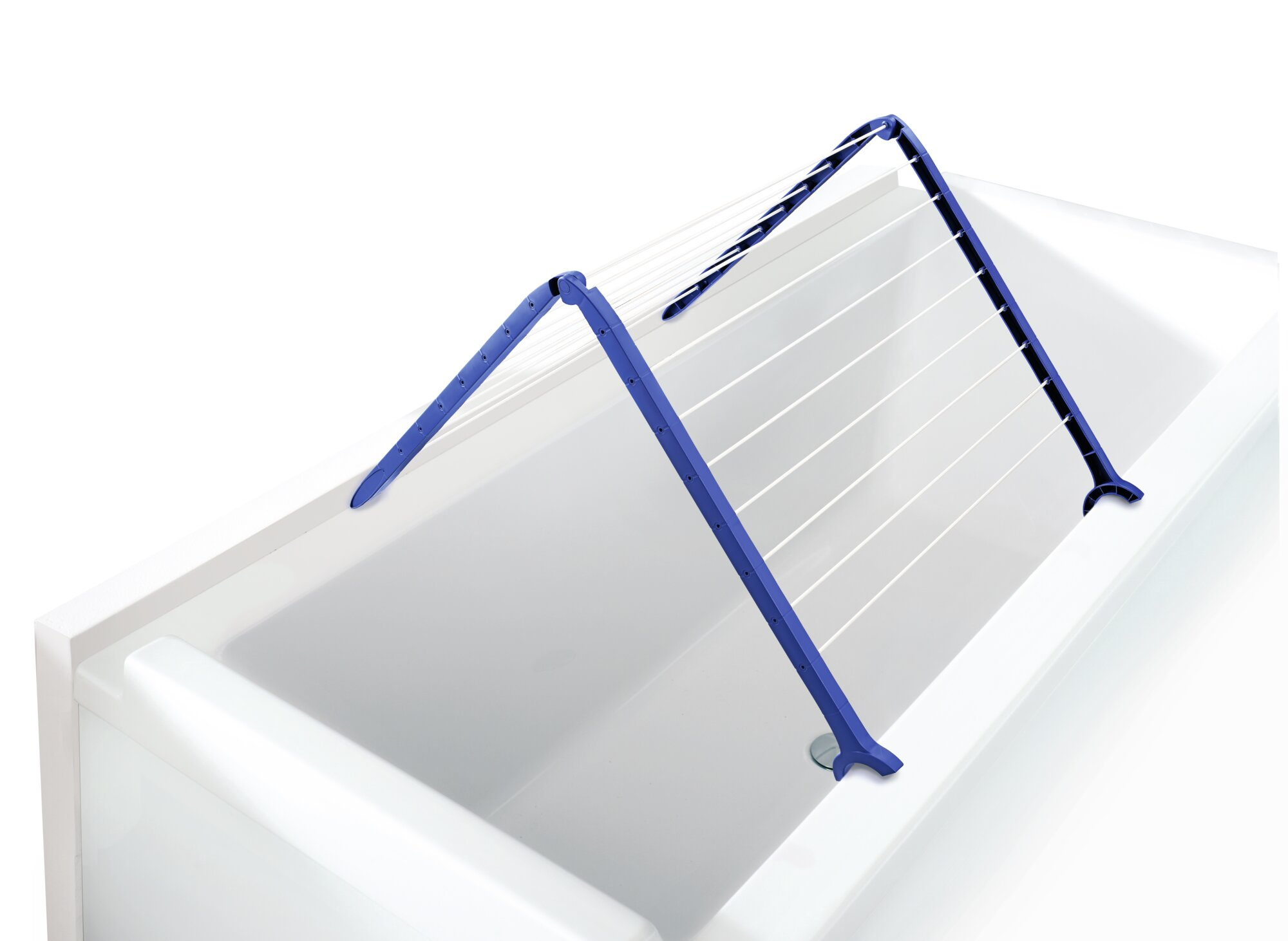 Uno stendibiancheria blu a forma di A si trova sul bordo di una vasca da bagno bianca.