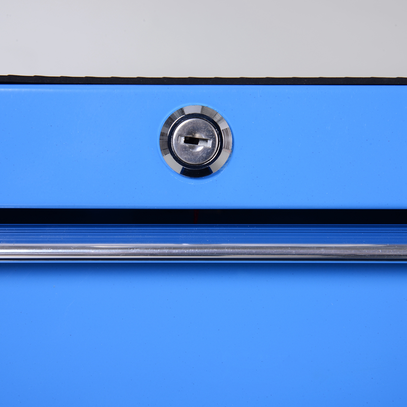 Una cerradura plateada está en una superficie metálica azul claro, con una manija horizontal debajo.