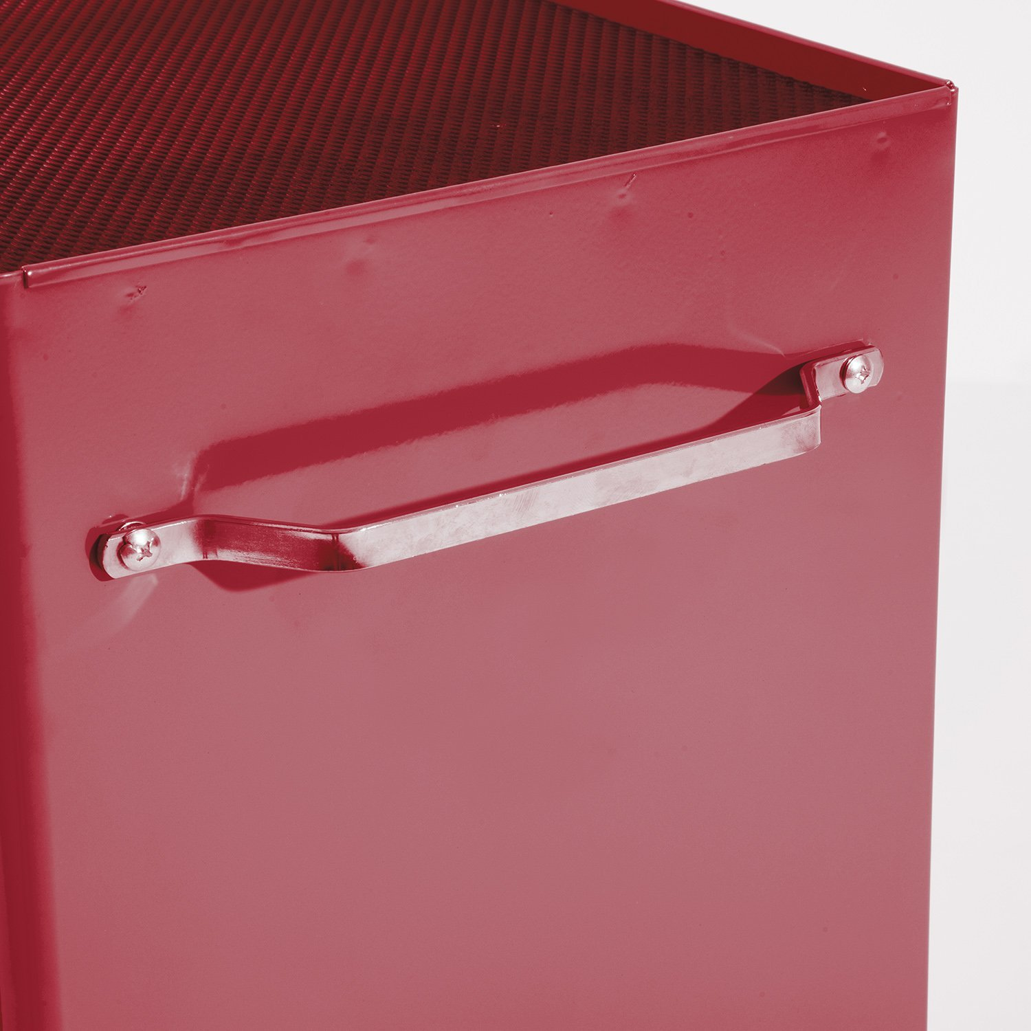 Caja de metal roja con asa de metal integrada y elementos atornillados sobre fondo claro.