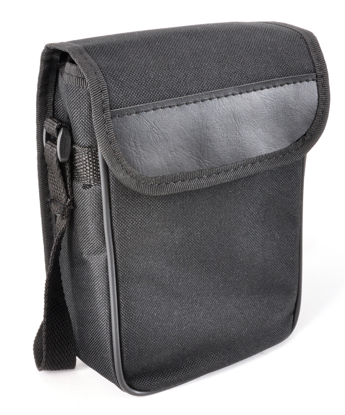 Una piccola borsa a tracolla in nylon nero con patta frontale e tracolla regolabile, su sfondo bianco.
