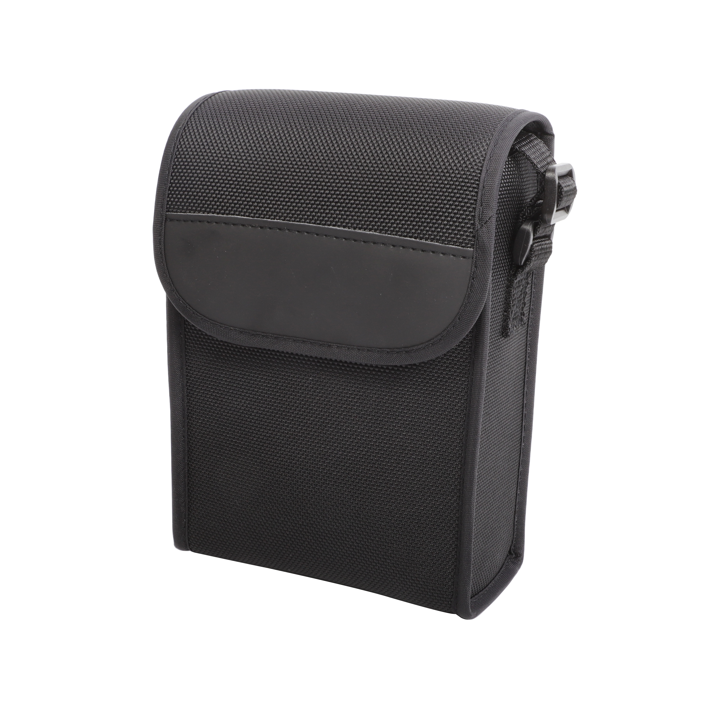 Un bolso de nailon negro compacto con solapa frontal y presillas para correa sobre un fondo blanco.
