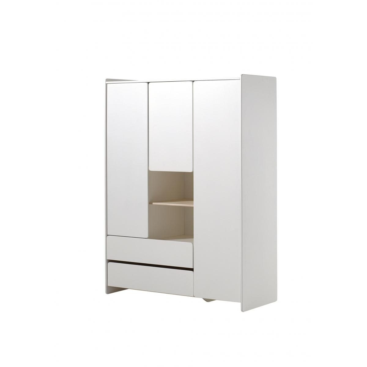 Ein moderner weißer Kleiderschrank mit Türen, offenen Holzregalen und zwei Schubladen unten.