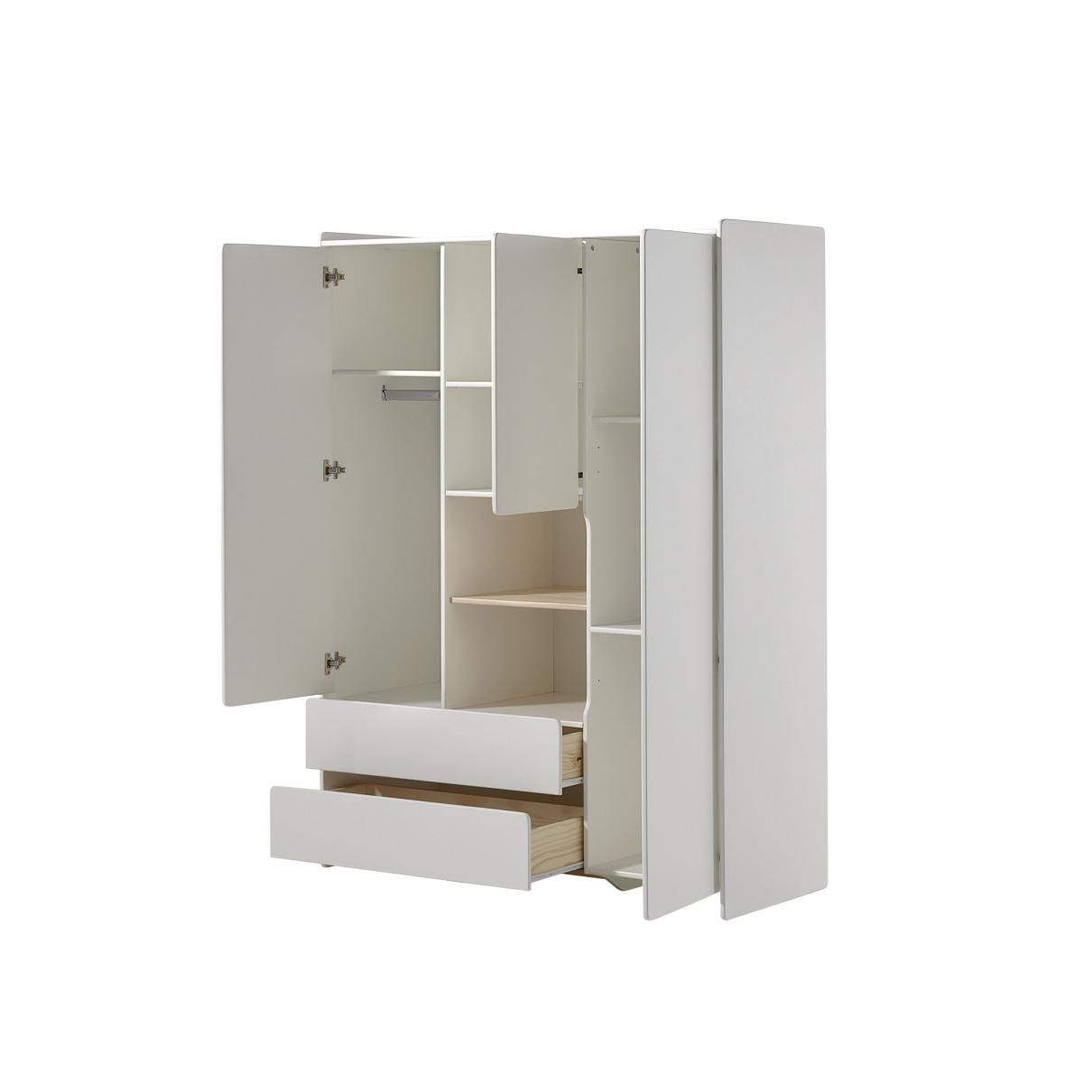 Ein weißer Holzschrank mit offenen Türen, mehreren Regalen, einer Kleiderstange und zwei offenen Schubladen.