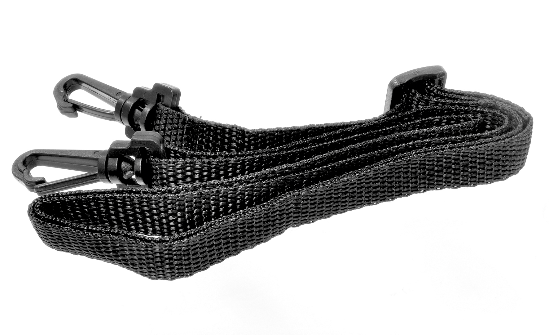 Una tracolla in nylon nera piegata con due moschettoni in plastica nera su sfondo bianco.